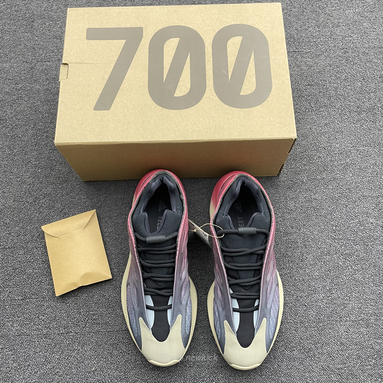 Adidas Yeezy 700 V3 Fade Carbon Gw1814 (3) - www.newkick.vip