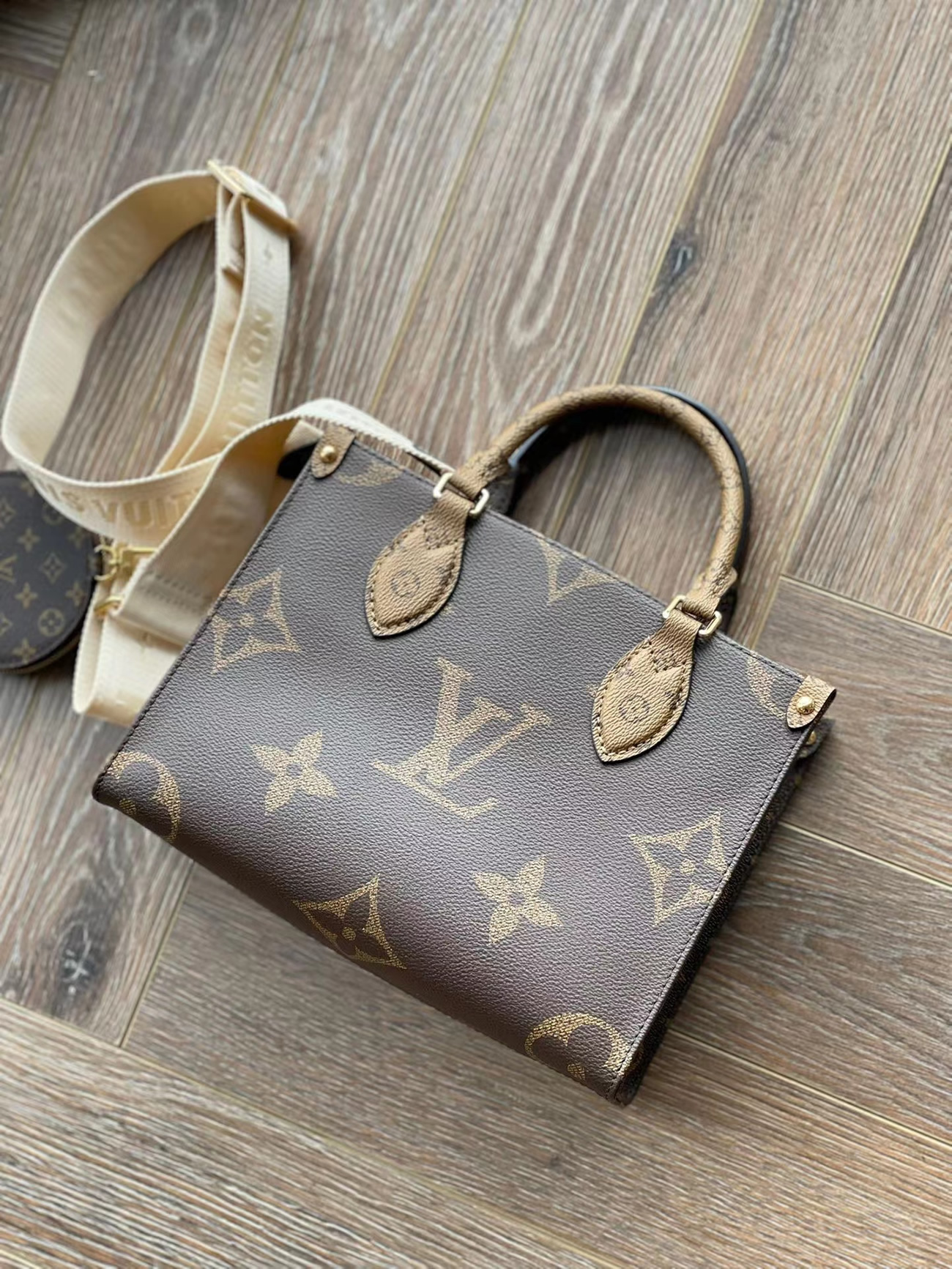 Louis Vuitton Onthego Mm M45321 (15) - www.newkick.vip Louis Vuitton Onthego Mm M45321 (15) - www.newkick.vip