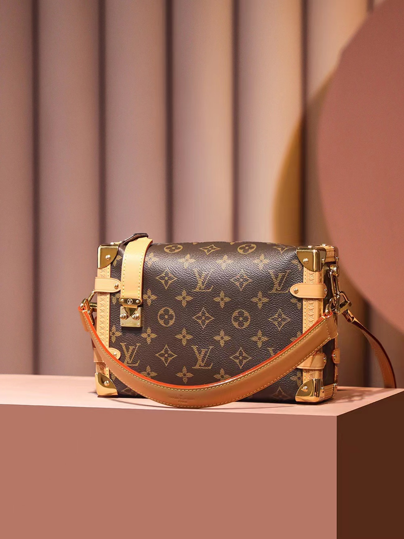 Louis Vuitton Side Trunk M46358 (10) - www.newkick.vip Louis Vuitton Side Trunk M46358 (10) - www.newkick.vip