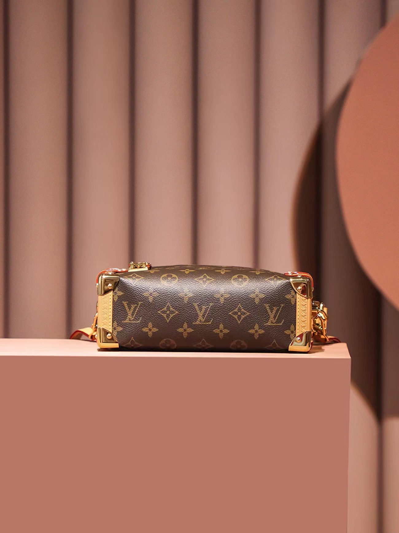 Louis Vuitton Side Trunk M46358 (4) - www.newkick.vip Louis Vuitton Side Trunk M46358 (4) - www.newkick.vip