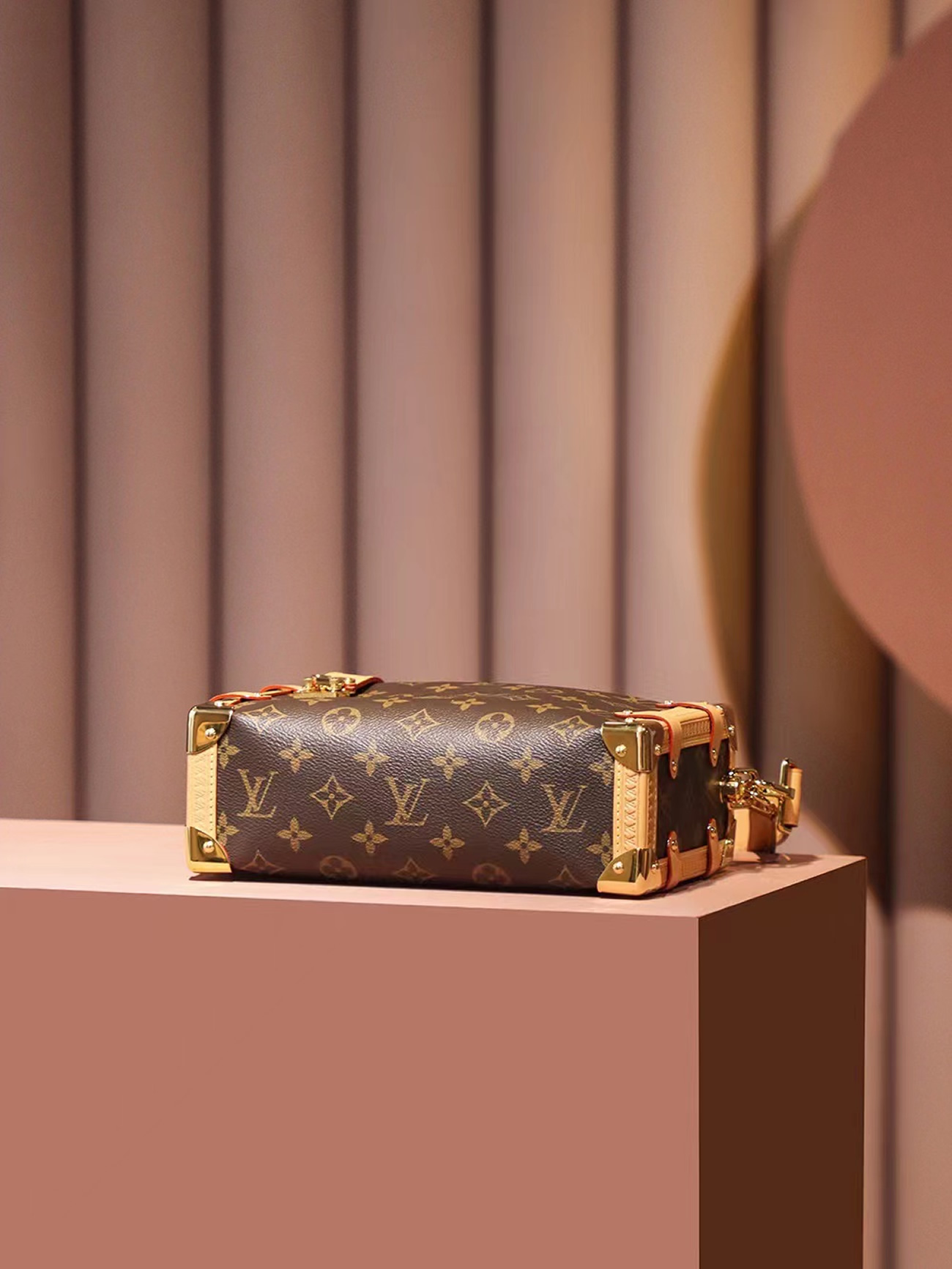 Louis Vuitton Side Trunk M46358 (5) - www.newkick.vip Louis Vuitton Side Trunk M46358 (5) - www.newkick.vip