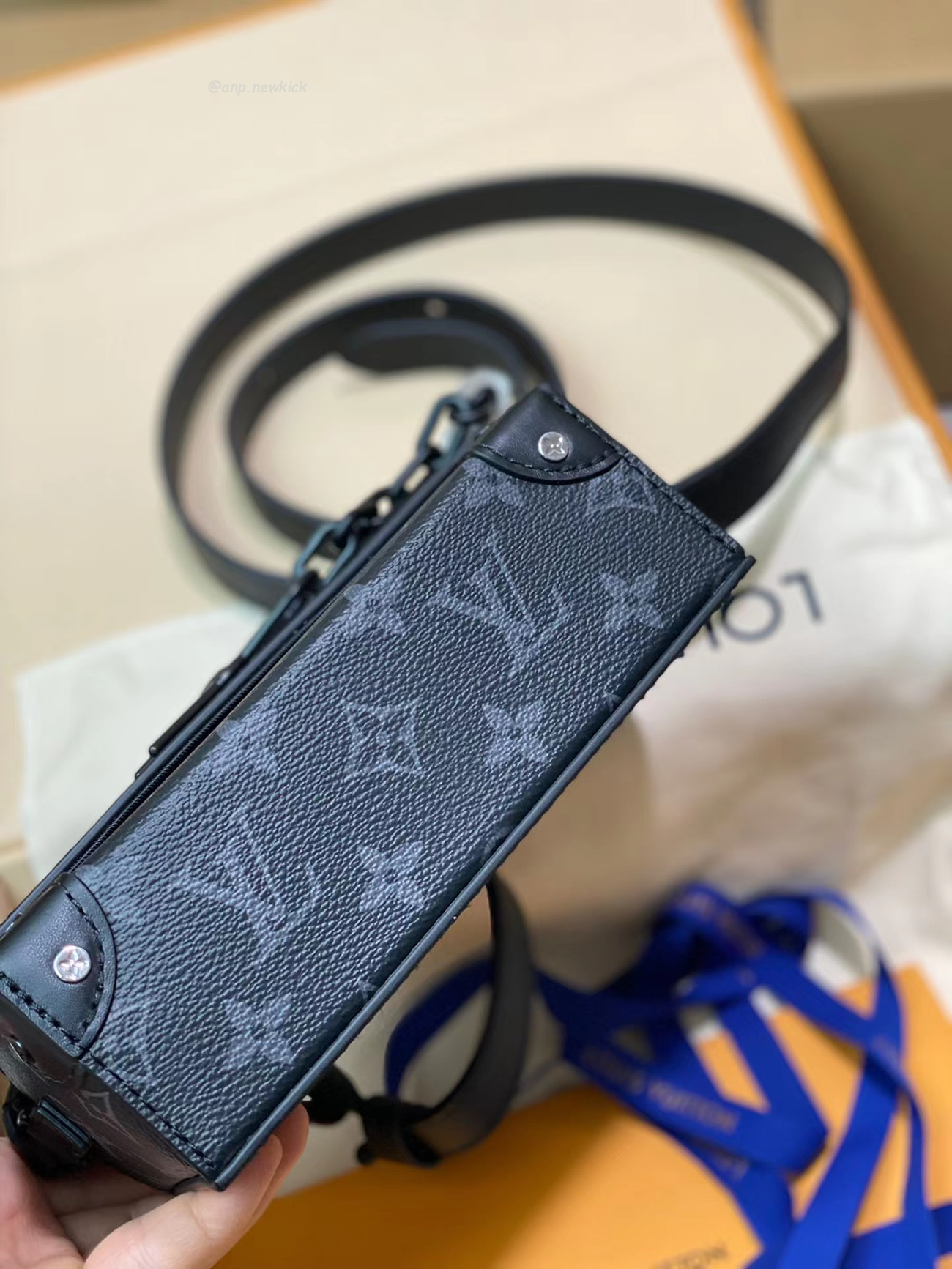 Louis Vuitton Steamer Wearable Wallet M81783 (17) - www.newkick.vip Louis Vuitton Steamer Wearable Wallet M81783 (17) - www.newkick.vip