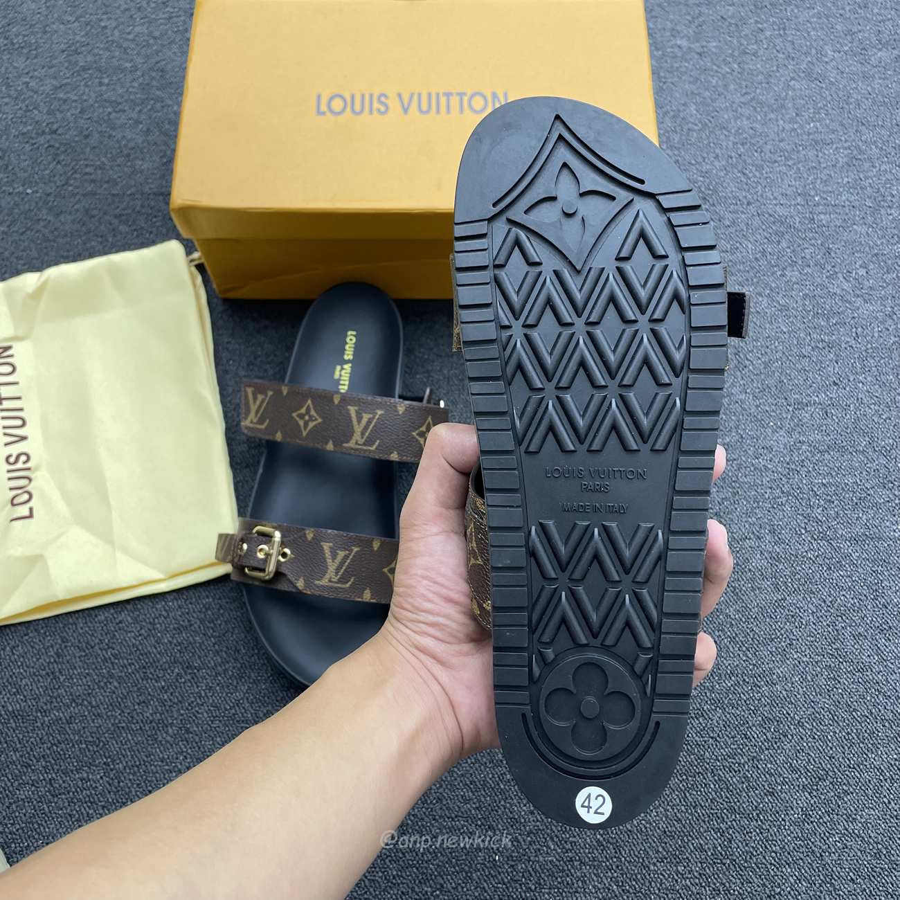 Louis Vuitton Bom Dia Flat Mule Sandals (7) - www.newkick.vip Louis Vuitton Bom Dia Flat Mule Sandals (7) - www.newkick.vip