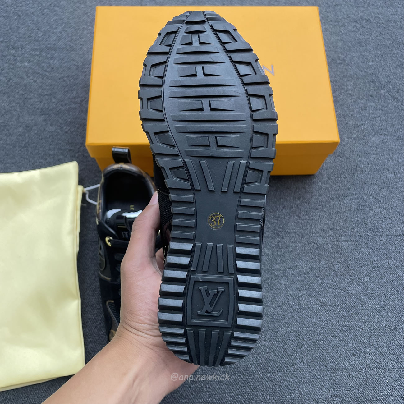 Louis Vuitton Run Away Black Gold 1a3cw0 (4) - www.newkick.vip