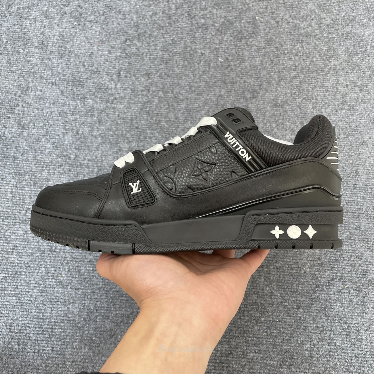 Louis Vuitton Sportschuh Schwarz Eingeprägtes Monogramm 1aarey (2) - www.newkick.vip