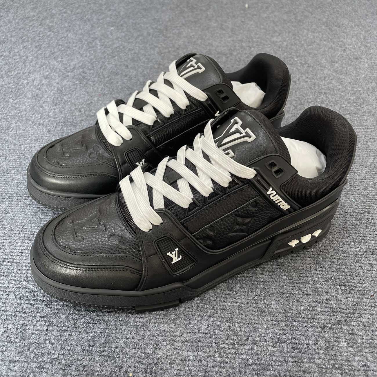 Louis Vuitton Sportschuh Schwarz Eingeprägtes Monogramm 1aarey (3) - www.newkick.vip