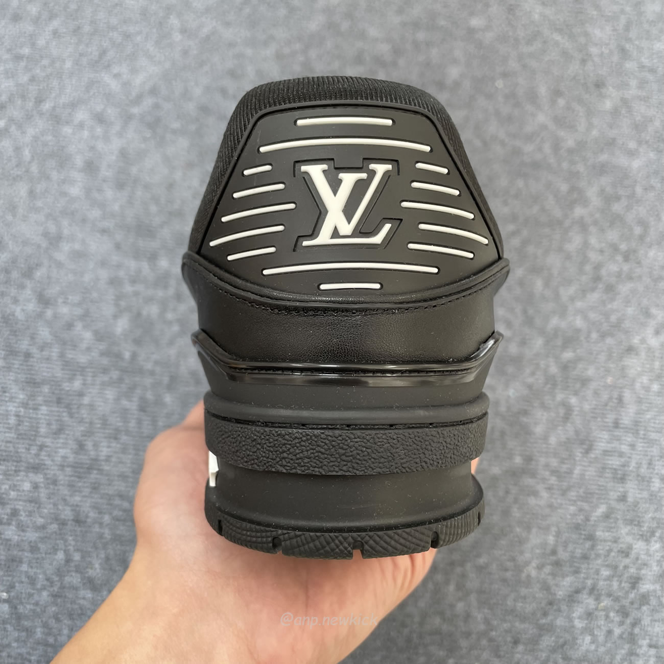 Louis Vuitton Sportschuh Schwarz Eingeprägtes Monogramm 1aarey (6) - www.newkick.vip