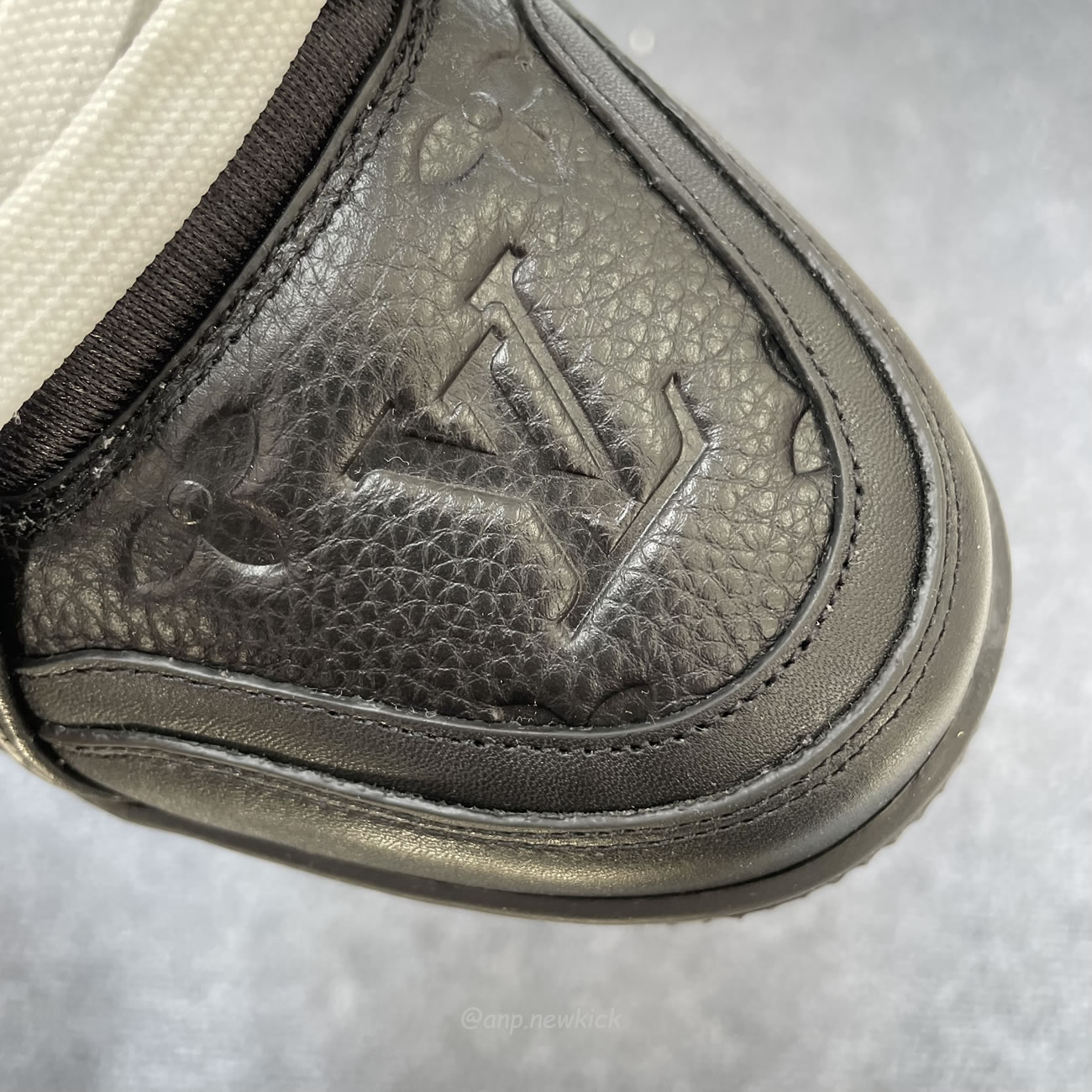 Louis Vuitton Sportschuh Schwarz Eingeprägtes Monogramm 1aarey (7) - www.newkick.vip