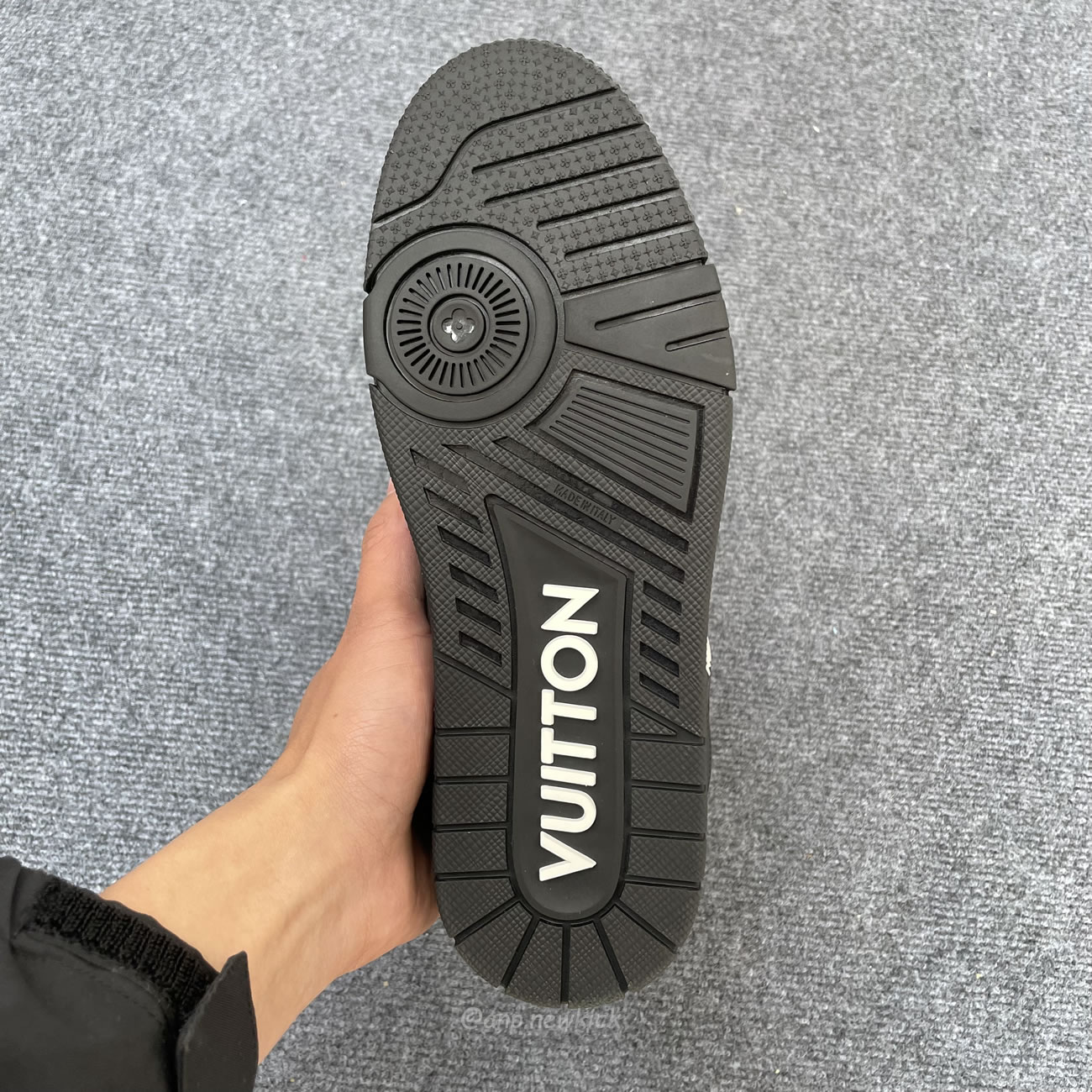 Louis Vuitton Sportschuh Schwarz Eingeprägtes Monogramm 1aarey (8) - www.newkick.vip