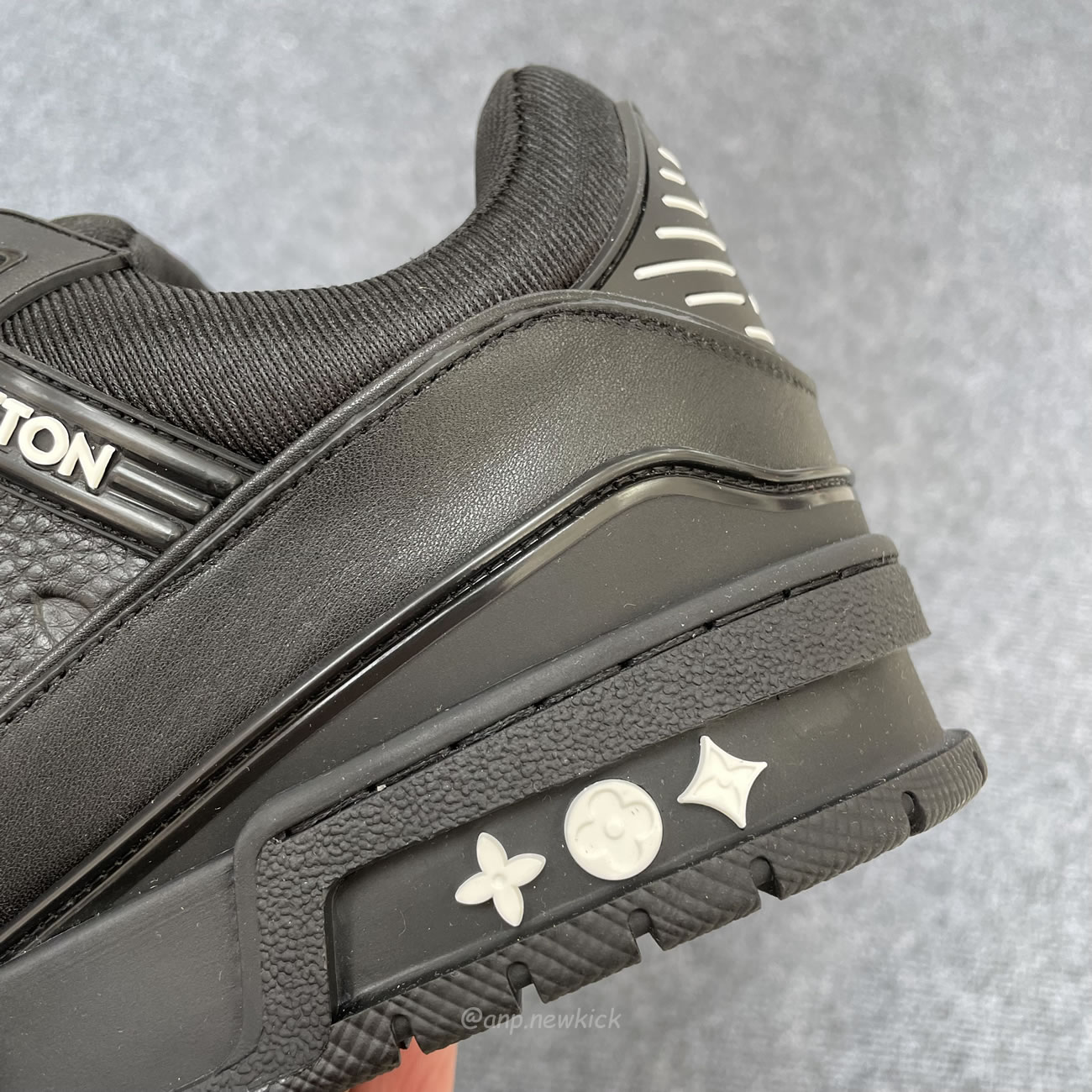 Louis Vuitton Sportschuh Schwarz Eingeprägtes Monogramm 1aarey (9) - www.newkick.vip
