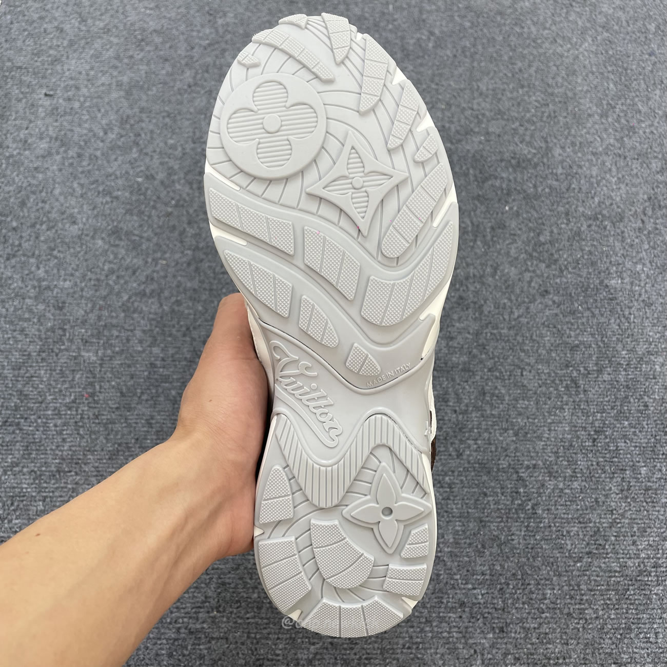 Louis Vuitton Lv Olympia Sneaker Blanc Black Silvery 1ahoht (2) - www.newkick.vip