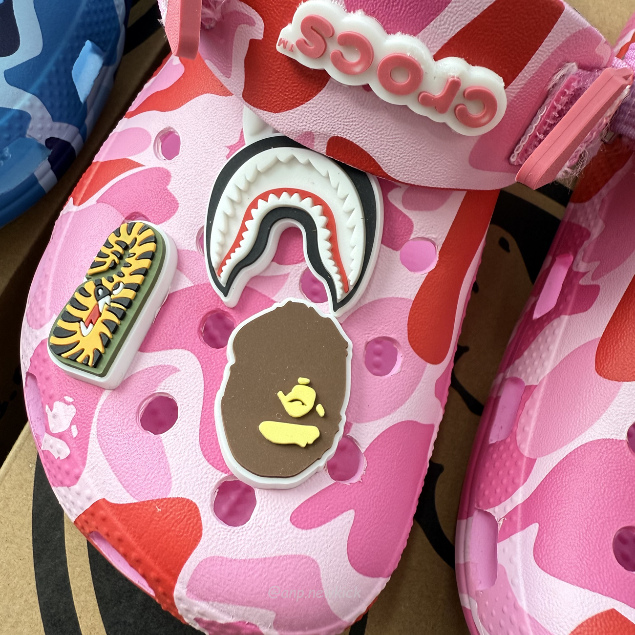 Crocs Classic Clog A Bathing Ape Abc Camo Blue Green Pink Black 209627 4tb (13) - www.newkick.vip