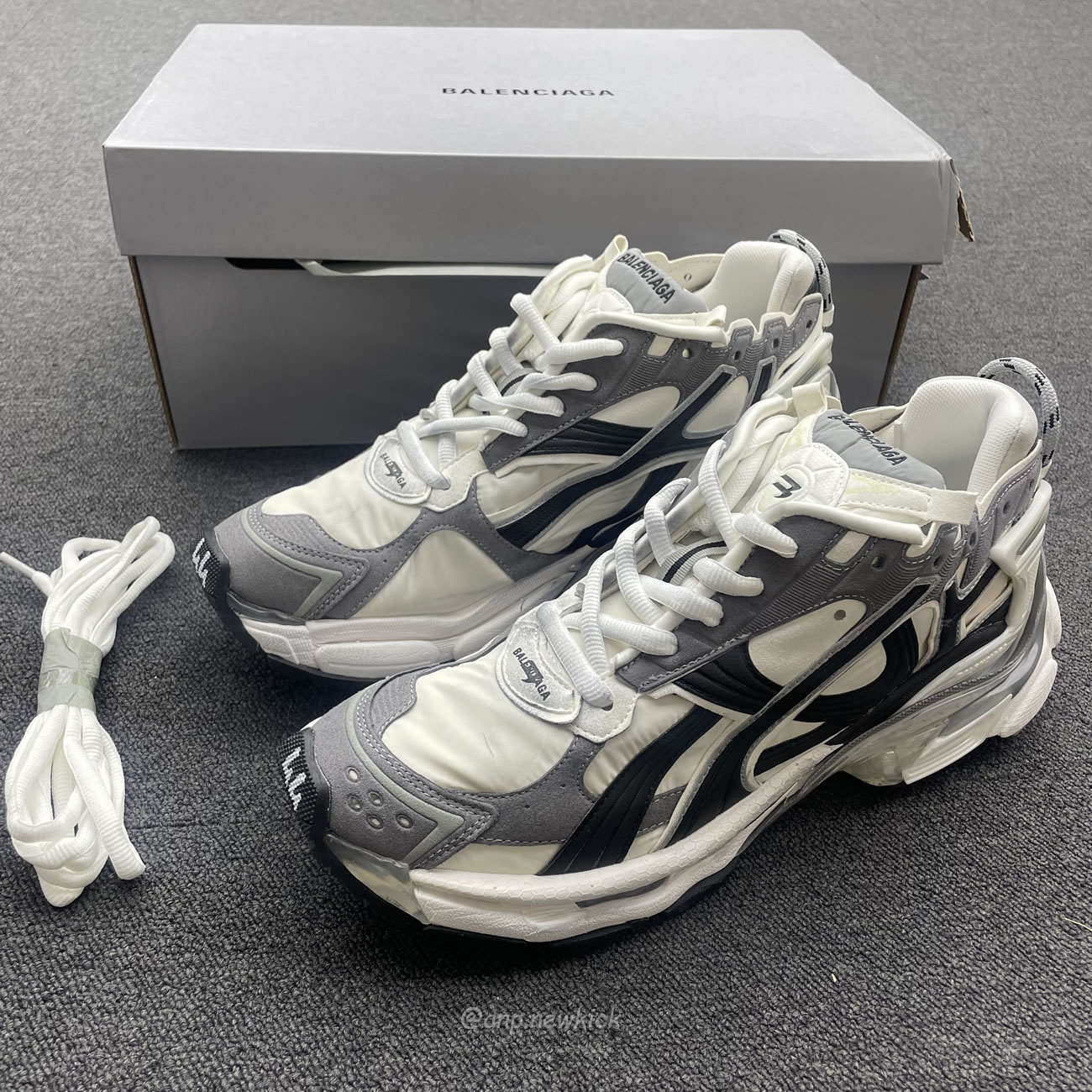 Balenciaga Runner Grey White Black 772774w3rny9012 (9) - www.newkick.vip