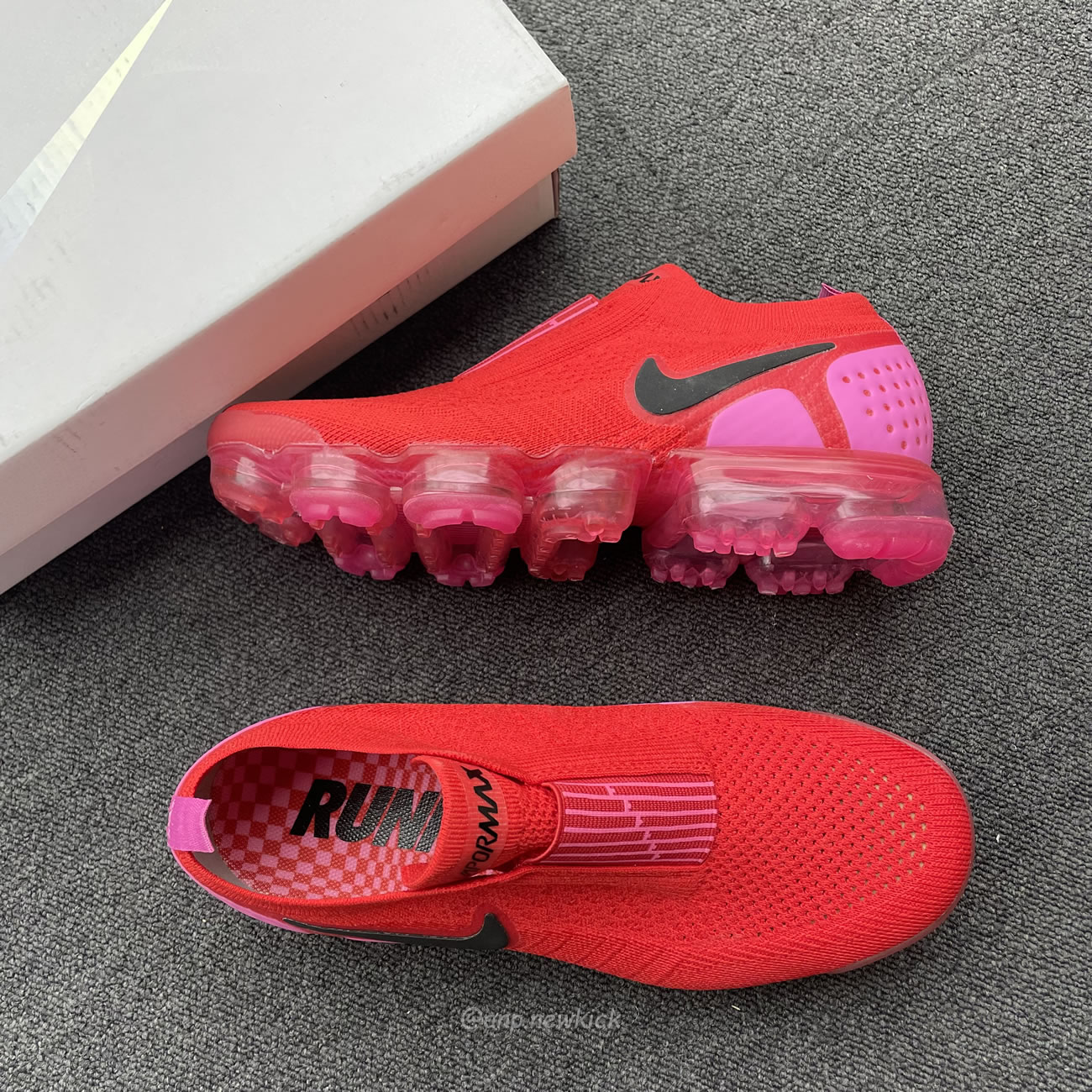 Nike Air Vapormax Moc 2 University Red Fuchsia Blast Womens Aj6599 600 (4) - www.newkick.vip
