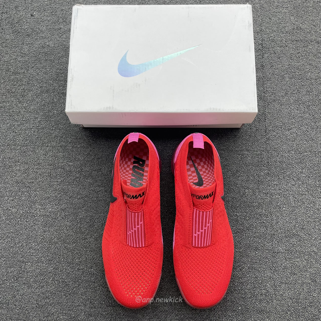 Nike Air Vapormax Moc 2 University Red Fuchsia Blast Womens Aj6599 600 (8) - www.newkick.vip