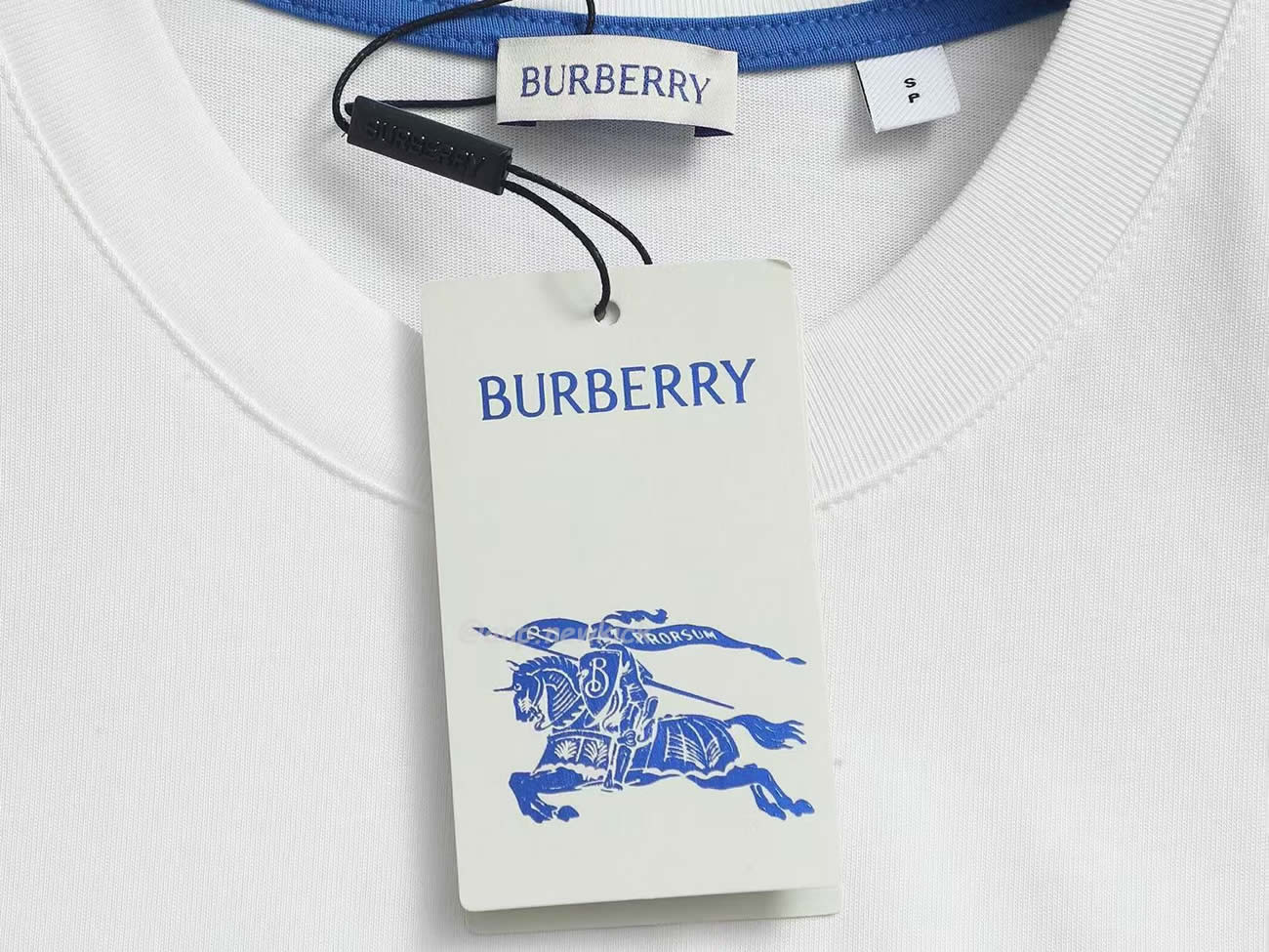 Burberry Equestrian Knight Detail Cotton T Shirt (2) - www.newkick.vip