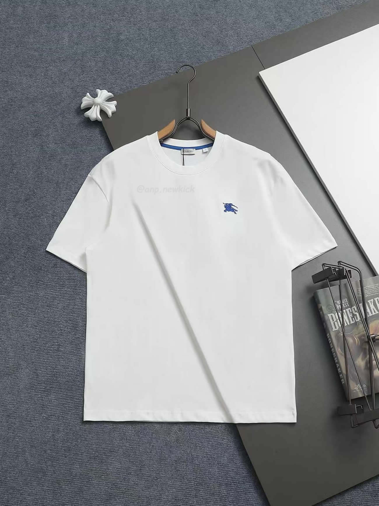 Burberry Equestrian Knight Detail Cotton T Shirt (4) - www.newkick.vip