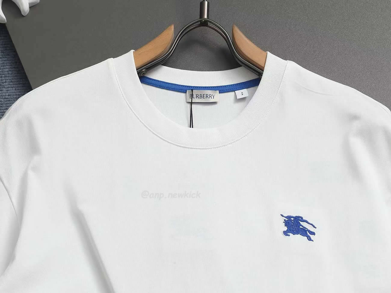 Burberry Equestrian Knight Detail Cotton T Shirt (9) - www.newkick.vip