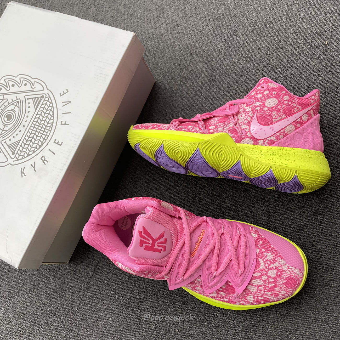 Nike Kyrie 5 Spongebob Squidward Patrick Cj6951 300 Cj6950 600 (2) - www.newkick.vip Nike Kyrie 5 Spongebob Squidward Patrick Cj6951 300 Cj6950 600 (2) - www.newkick.vip