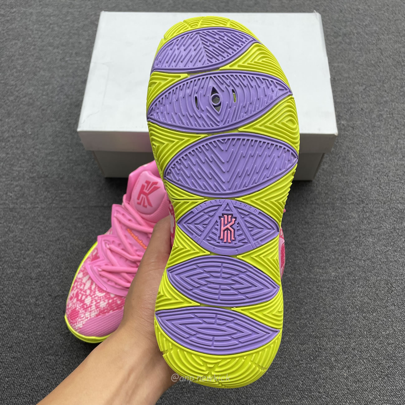 Nike Kyrie 5 Spongebob Squidward Patrick Cj6951 300 Cj6950 600 (3) - www.newkick.vip Nike Kyrie 5 Spongebob Squidward Patrick Cj6951 300 Cj6950 600 (3) - www.newkick.vip