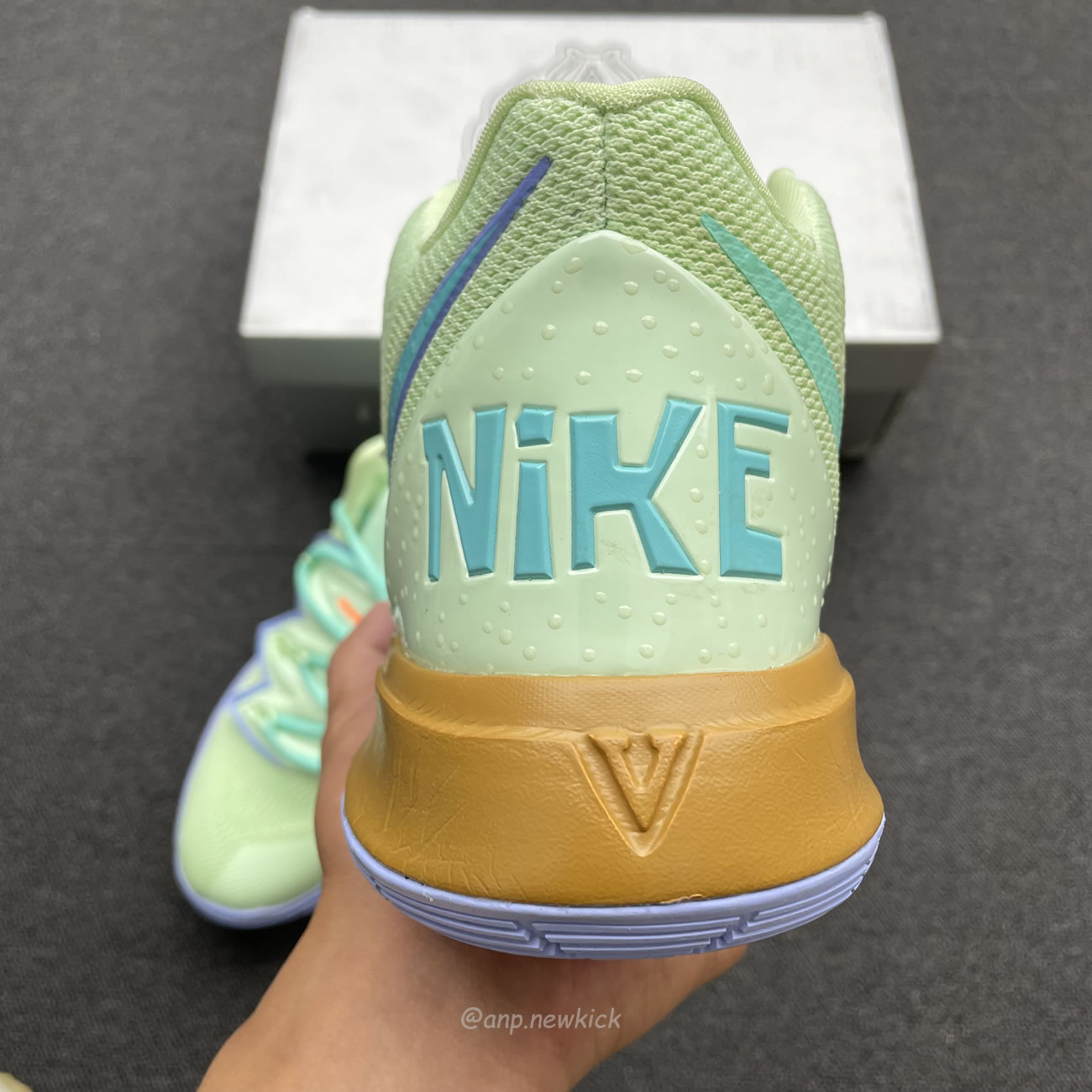 Nike Kyrie 5 Spongebob Squidward Patrick Cj6951 300 Cj6950 600 (9) - www.newkick.vip Nike Kyrie 5 Spongebob Squidward Patrick Cj6951 300 Cj6950 600 (9) - www.newkick.vip