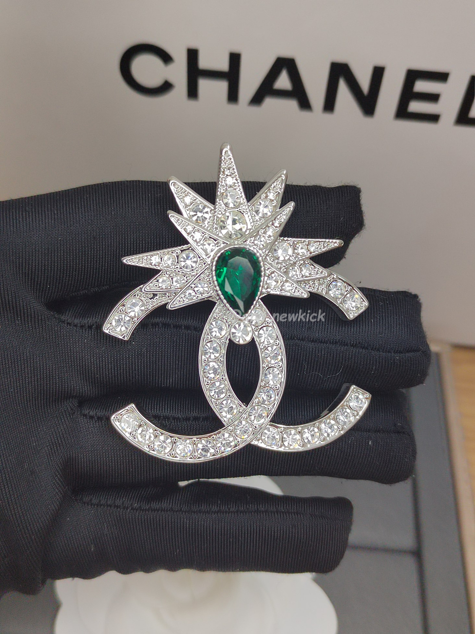 Chanel Clear Crystal And Emerald Crystal Brooch (1) - www.newkick.vip Chanel Clear Crystal And Emerald Crystal Brooch (1) - www.newkick.vip