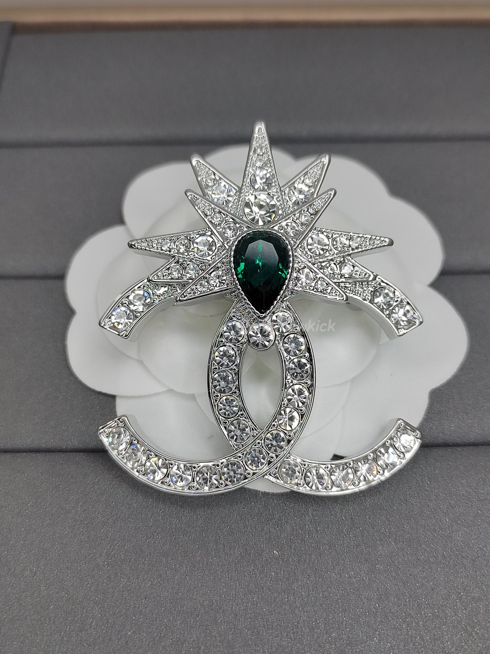 Chanel Clear Crystal And Emerald Crystal Brooch (4) - www.newkick.vip Chanel Clear Crystal And Emerald Crystal Brooch (4) - www.newkick.vip