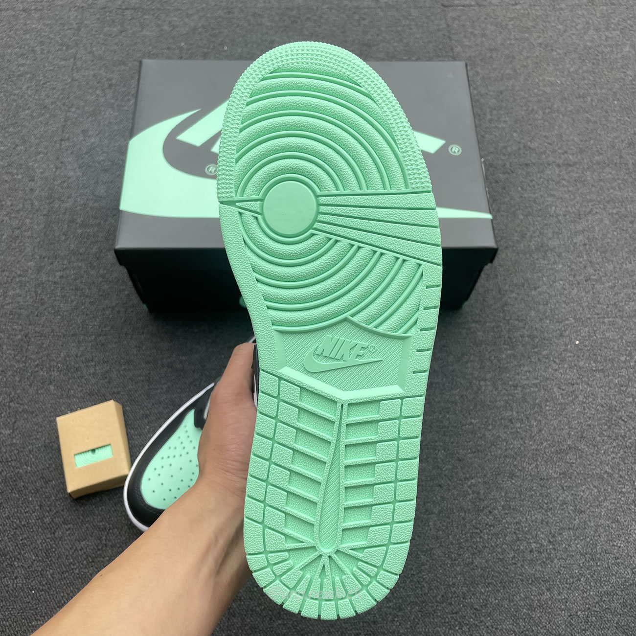 Air Jordan 1 Retro High Og Green Glow Dz5485 130 (9) - www.newkick.vip