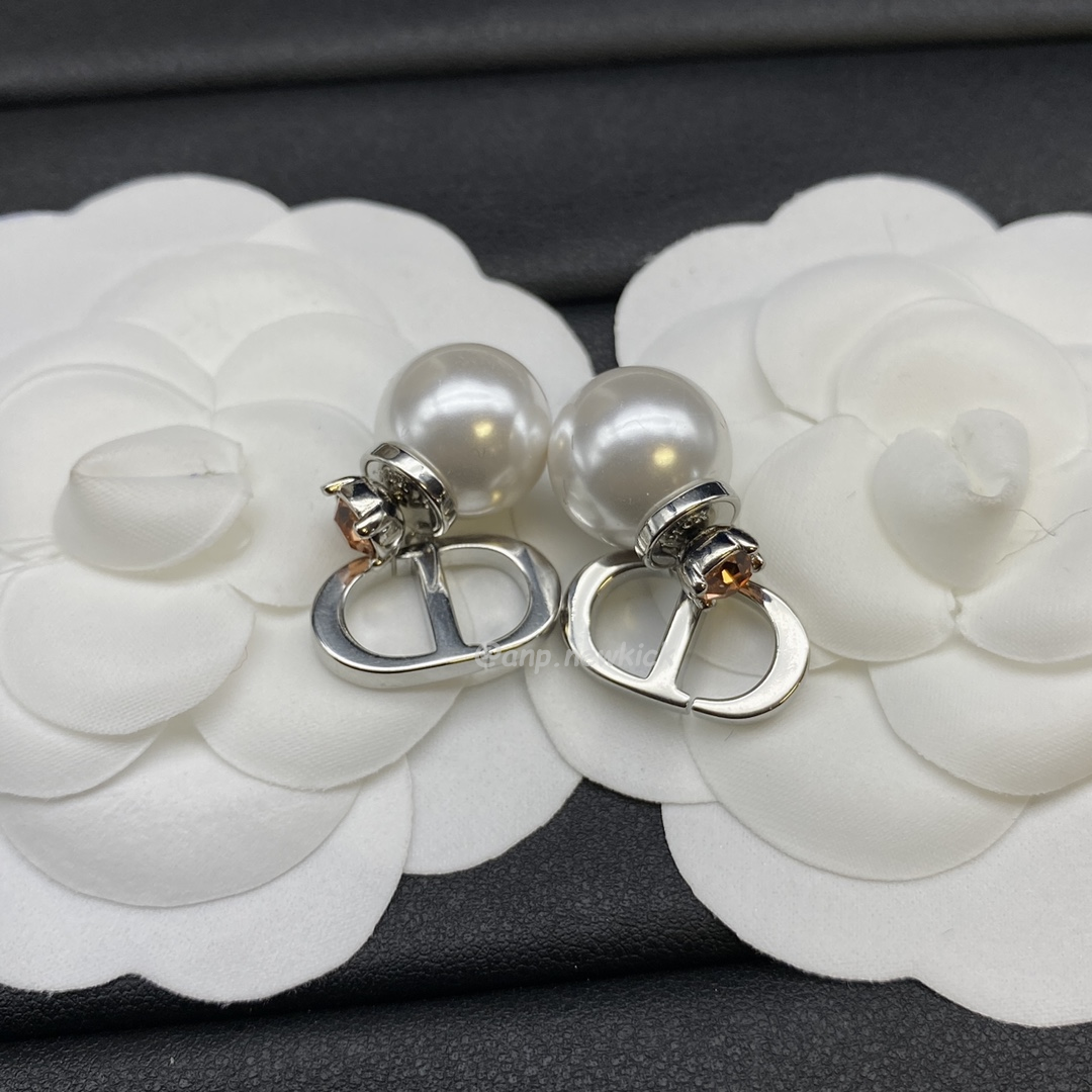 Dior Earrings (15) - www.newkick.vip Dior Earrings (15) - www.newkick.vip