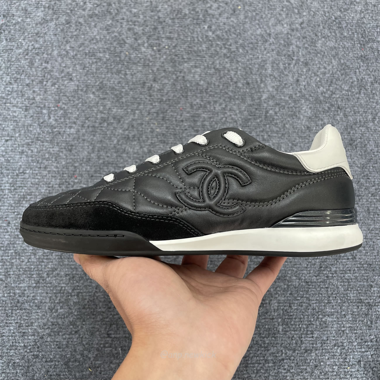 Chanel Shiny Calfskin Suede Quilted Cc Logo White Black E2435 (11) - www.newkick.vip