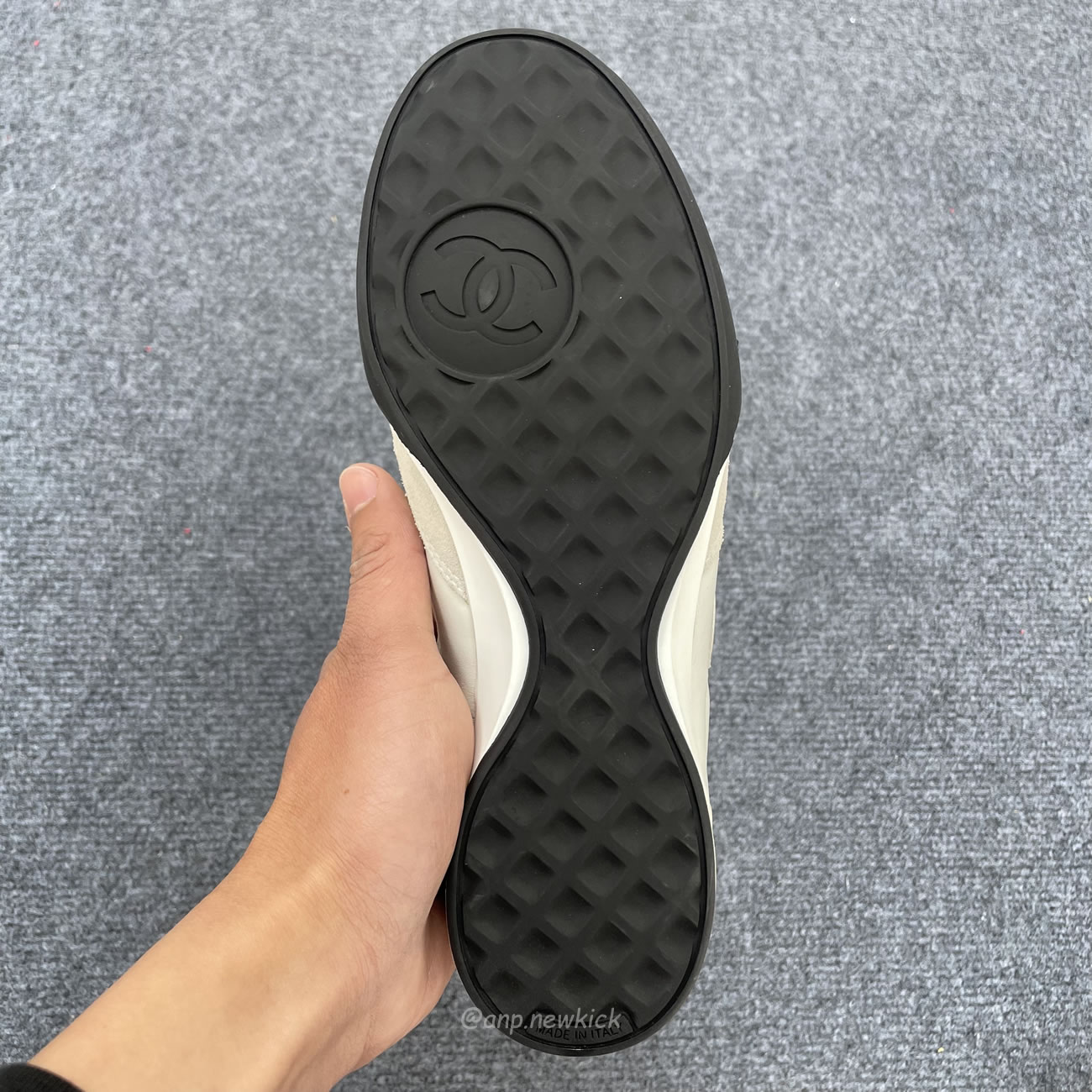 Chanel Shiny Calfskin Suede Quilted Cc Logo White Black E2435 (13) - www.newkick.vip