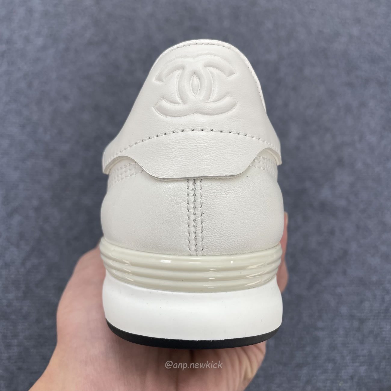 Chanel Shiny Calfskin Suede Quilted Cc Logo White Black E2435 (2) - www.newkick.vip