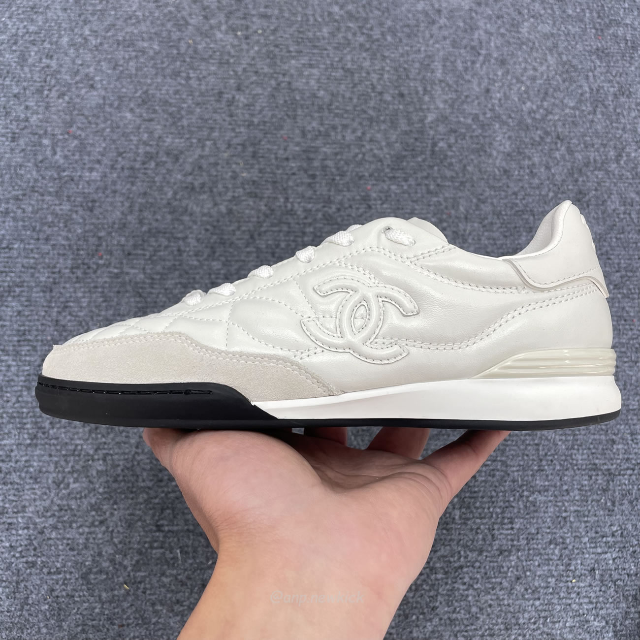 Chanel Shiny Calfskin Suede Quilted Cc Logo White Black E2435 (3) - www.newkick.vip