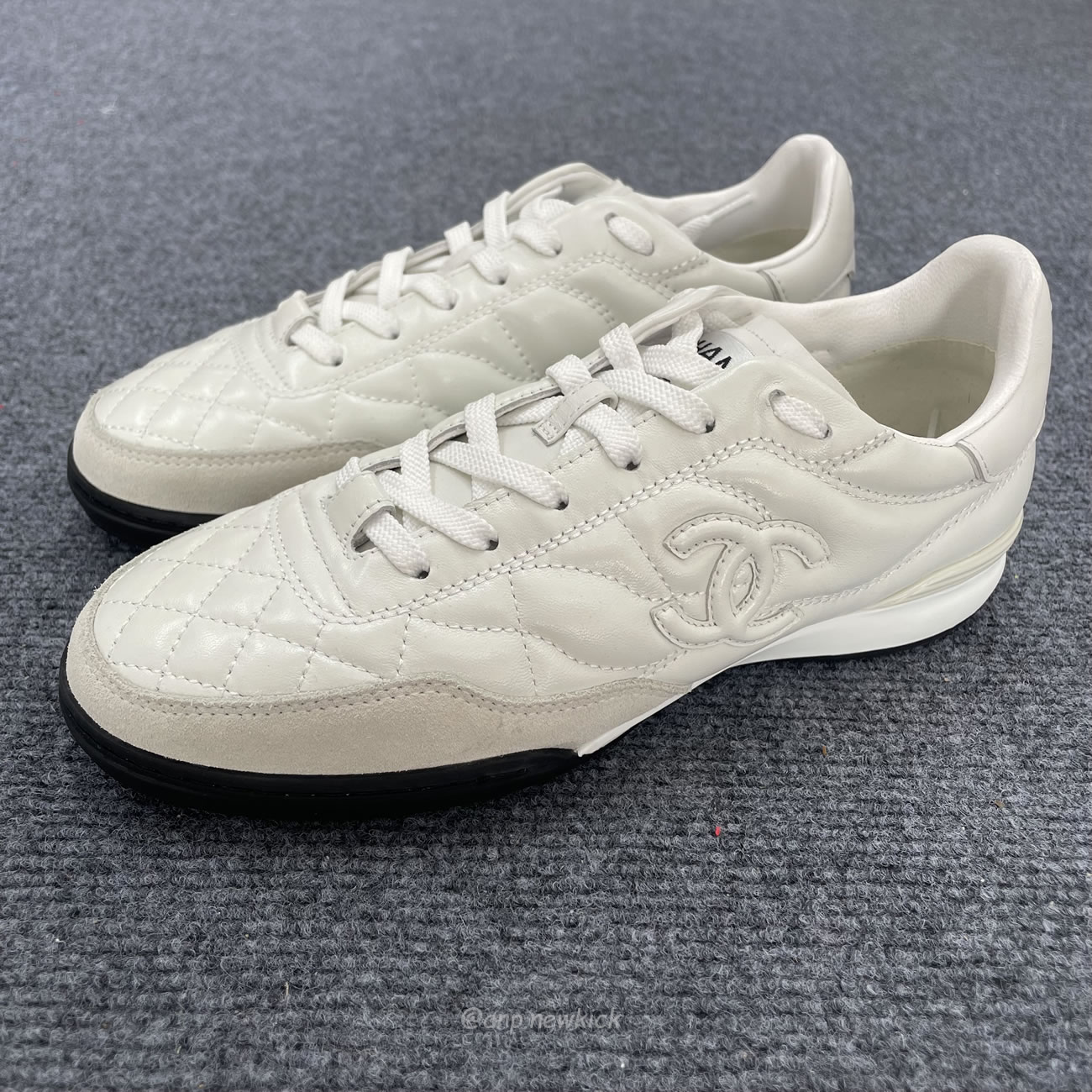 Chanel Shiny Calfskin Suede Quilted Cc Logo White Black E2435 (4) - www.newkick.vip