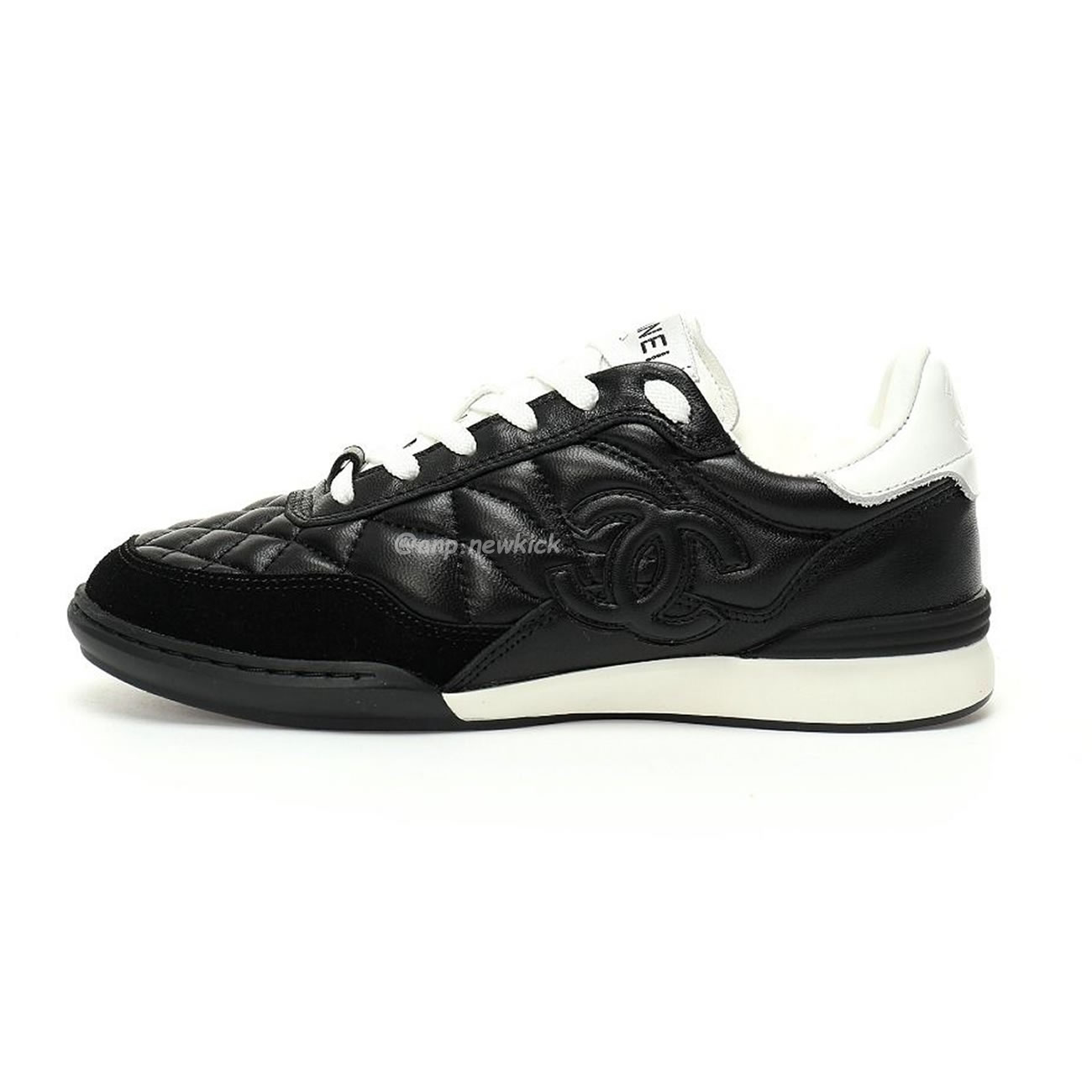 Chanel Shiny Calfskin Suede Quilted Cc Logo White Black E2435 (5) - www.newkick.vip