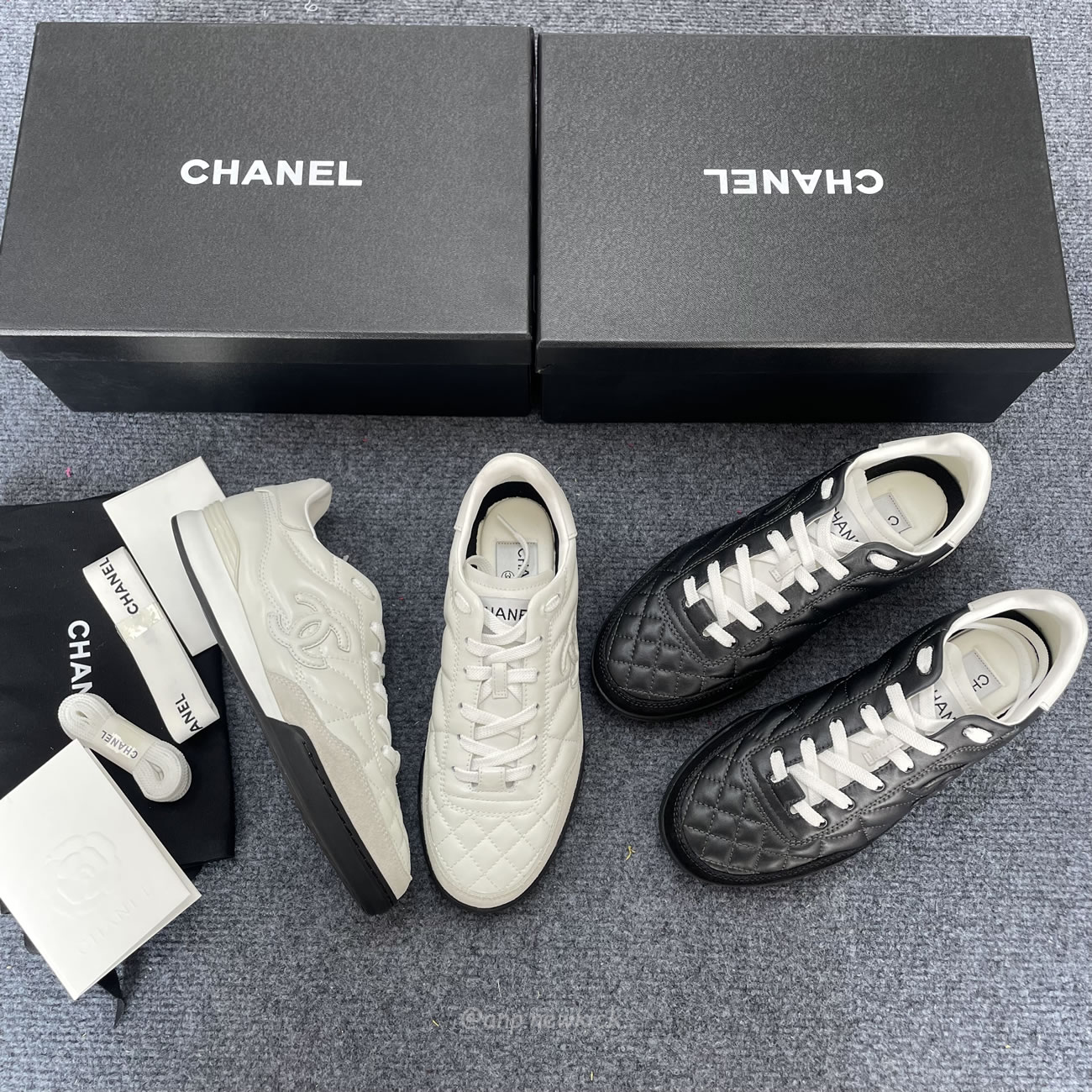 Chanel Shiny Calfskin Suede Quilted Cc Logo White Black E2435 (7) - www.newkick.vip