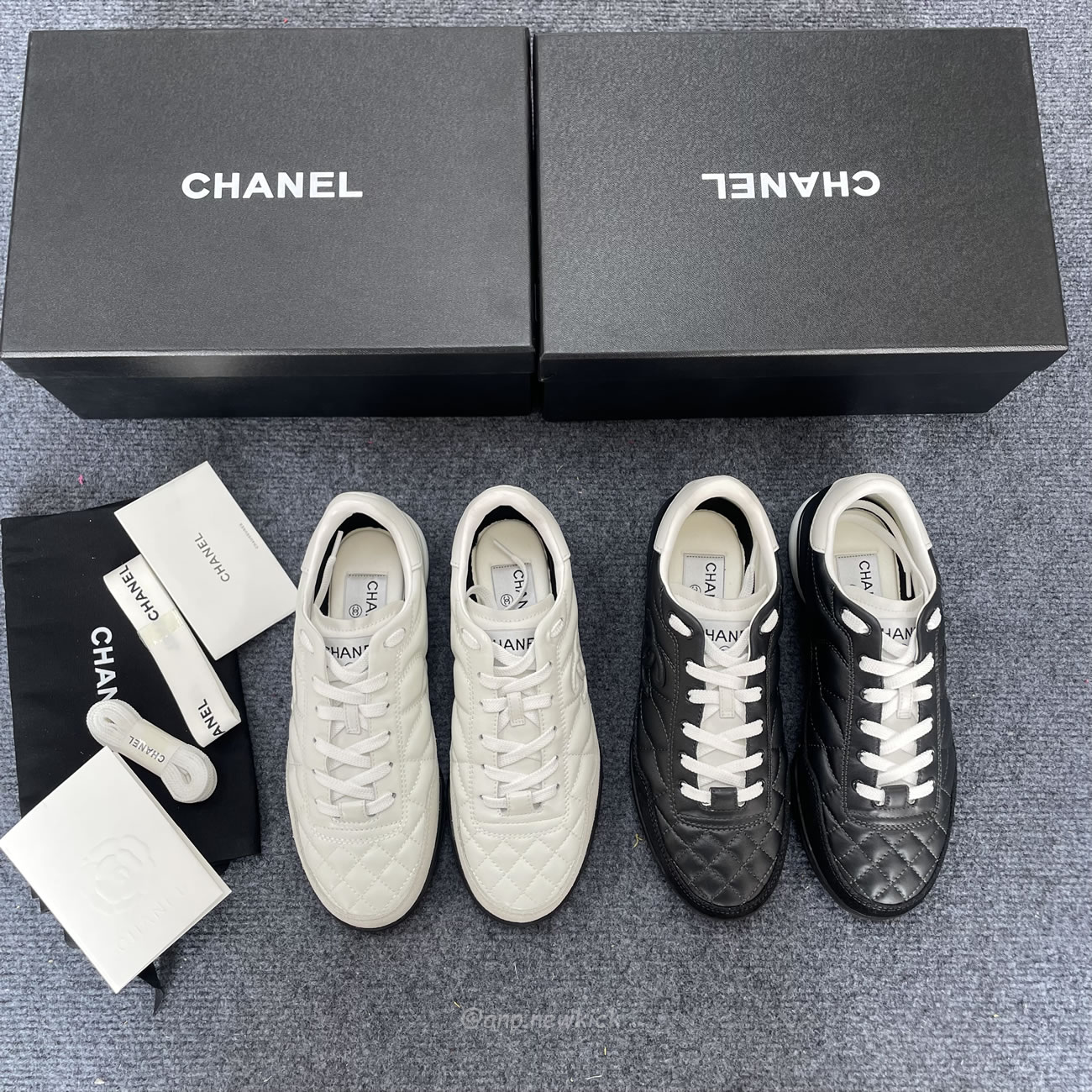 Chanel Shiny Calfskin Suede Quilted Cc Logo White Black E2435 (9) - www.newkick.vip