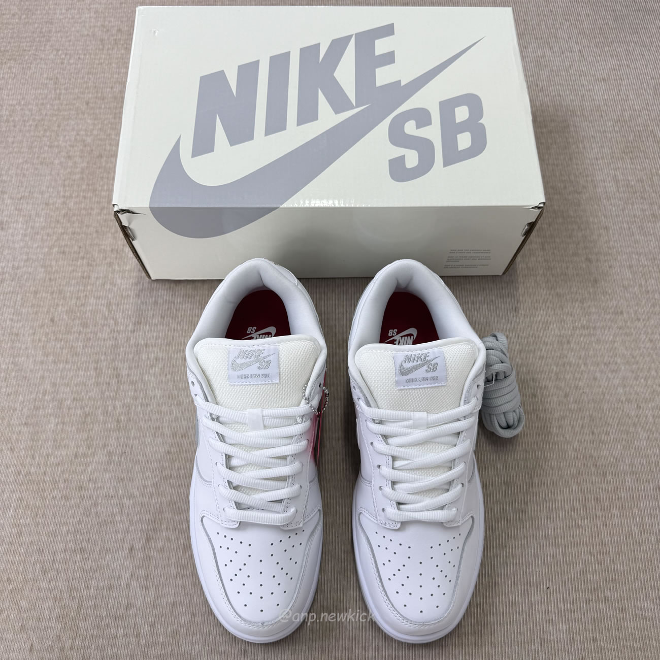 Nike Sb Dunk Low Supreme 94 White Metallic Silver Hq8487 100 (2) - www.newkick.vip
