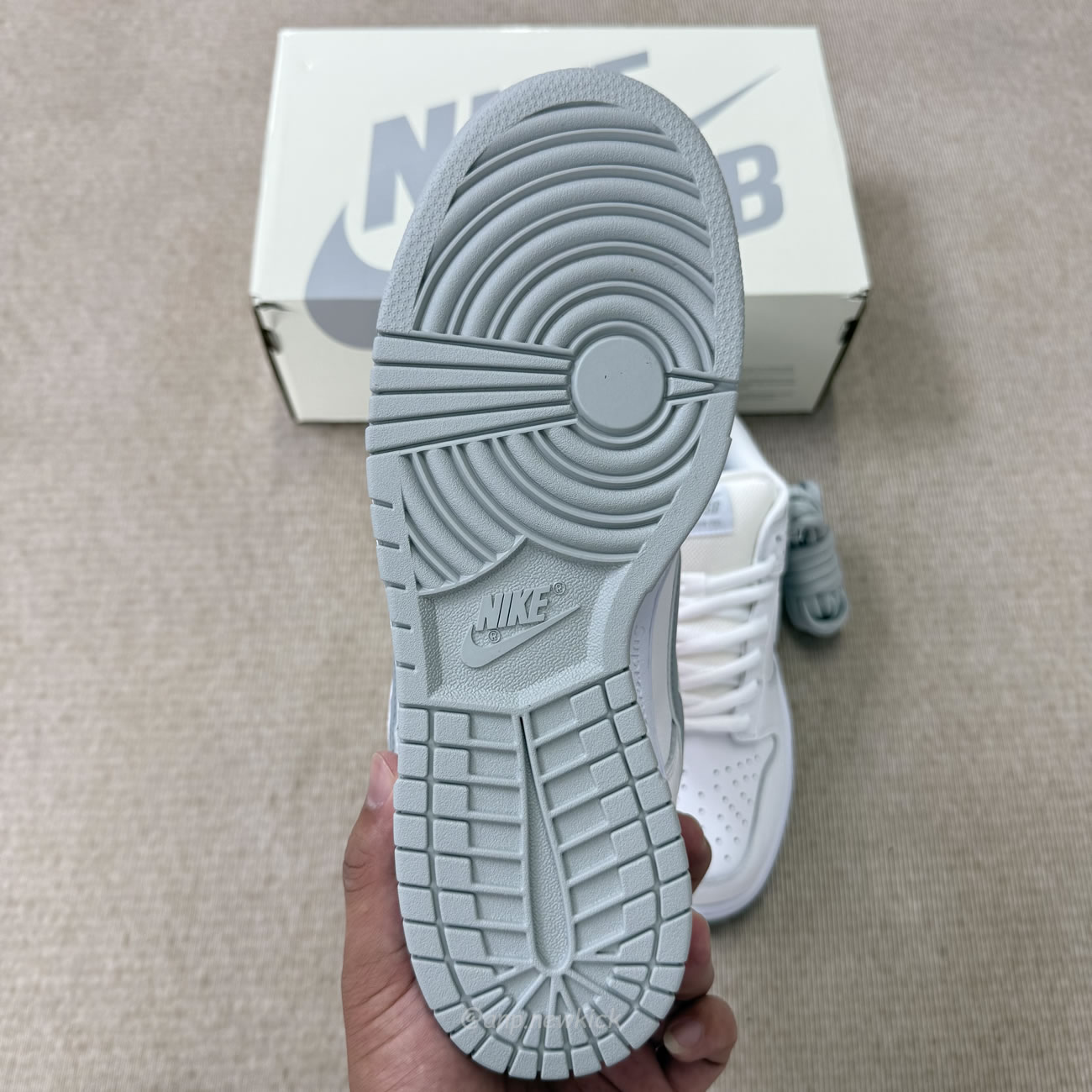 Nike Sb Dunk Low Supreme 94 White Metallic Silver Hq8487 100 (5) - www.newkick.vip