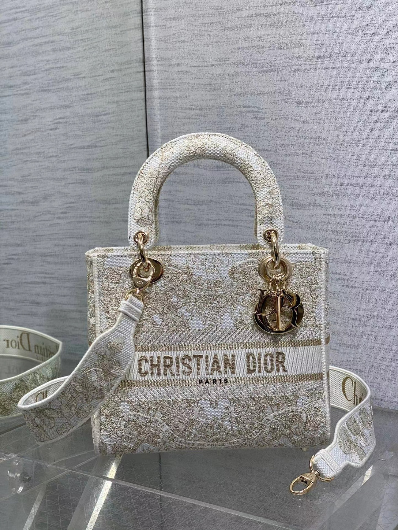 Dior Medium Size Lady D Lite Butterfly Around The World Embroidery Handbag (6) - www.newkick.vip Dior Medium Size Lady D Lite Butterfly Around The World Embroidery Handbag (6) - www.newkick.vip