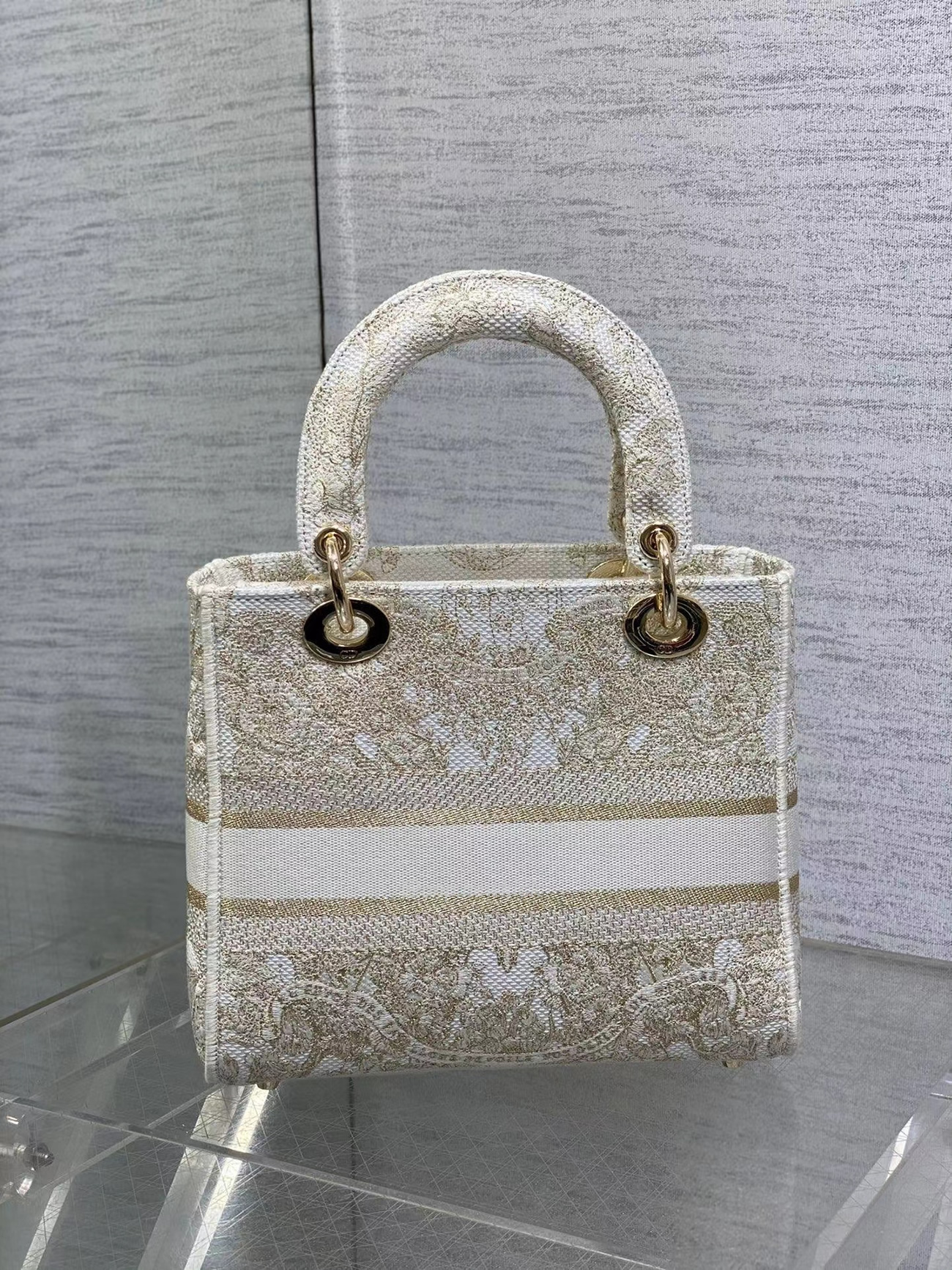Dior Medium Size Lady D Lite Butterfly Around The World Embroidery Handbag (9) - www.newkick.vip Dior Medium Size Lady D Lite Butterfly Around The World Embroidery Handbag (9) - www.newkick.vip