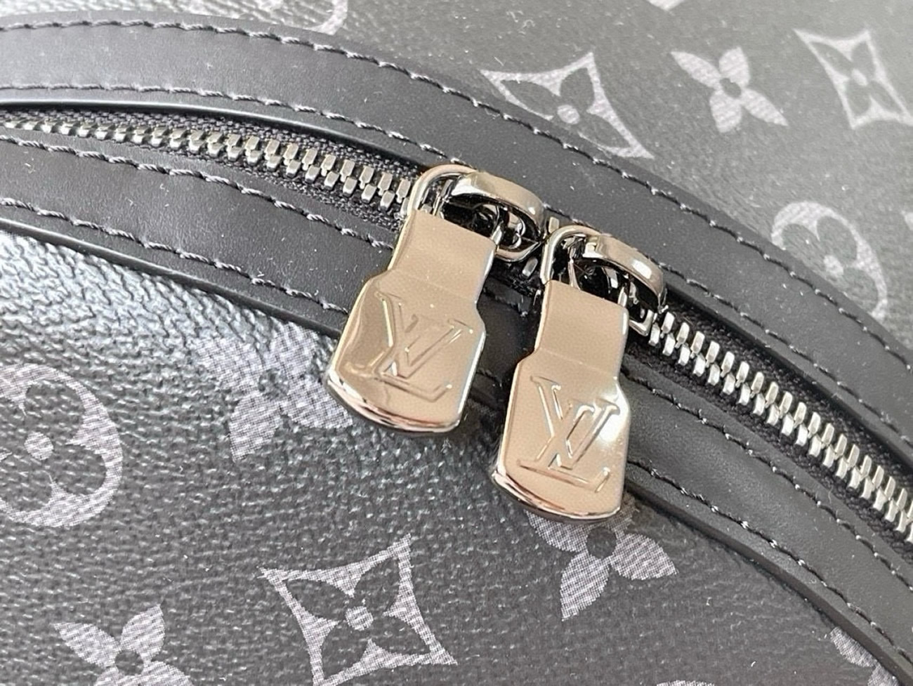 Louis Vuitton Discovery Pm Knapsack M22558 (3) - www.newkick.vip Louis Vuitton Discovery Pm Knapsack M22558 (3) - www.newkick.vip