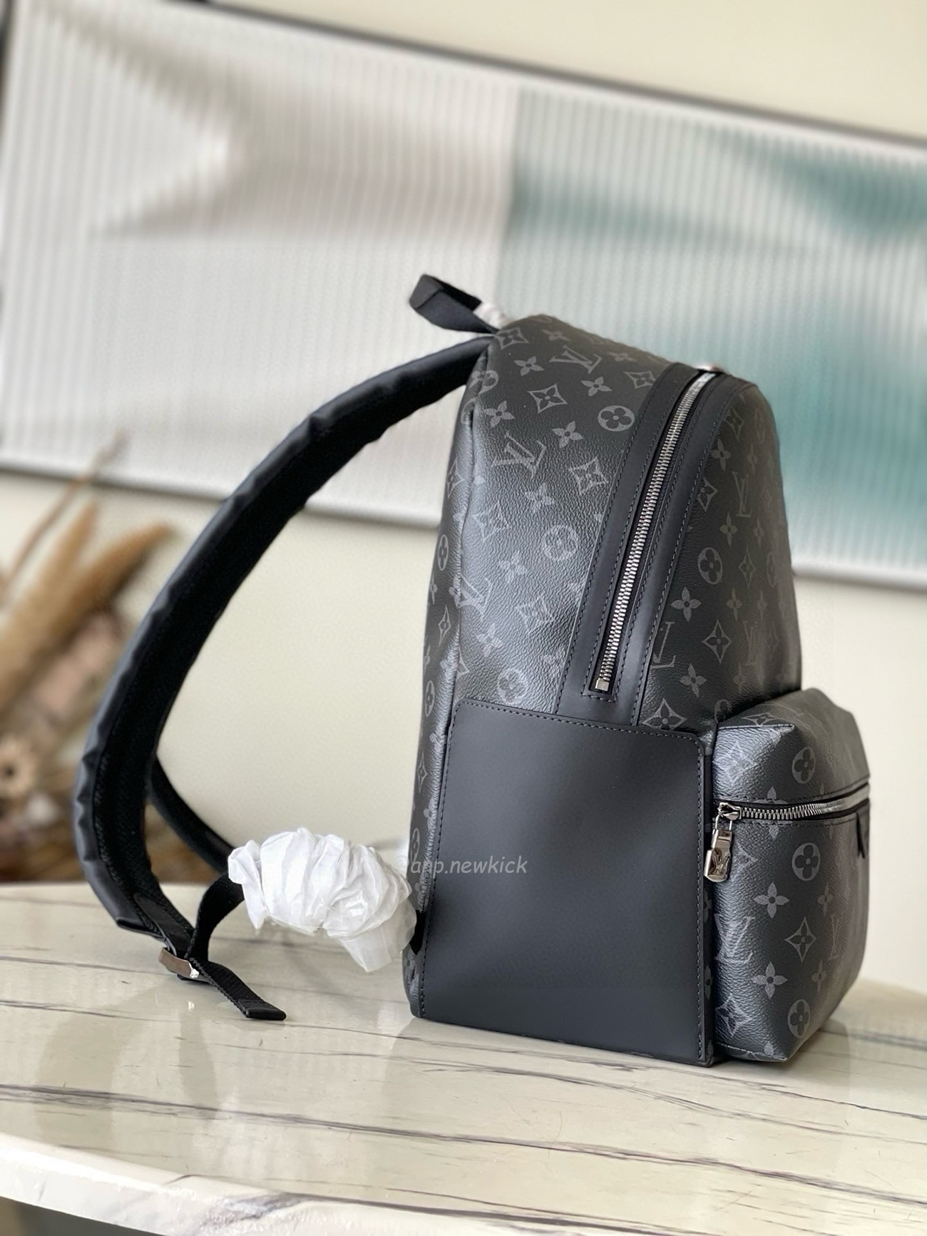 Louis Vuitton Discovery Pm Knapsack M22558 (5) - www.newkick.vip Louis Vuitton Discovery Pm Knapsack M22558 (5) - www.newkick.vip