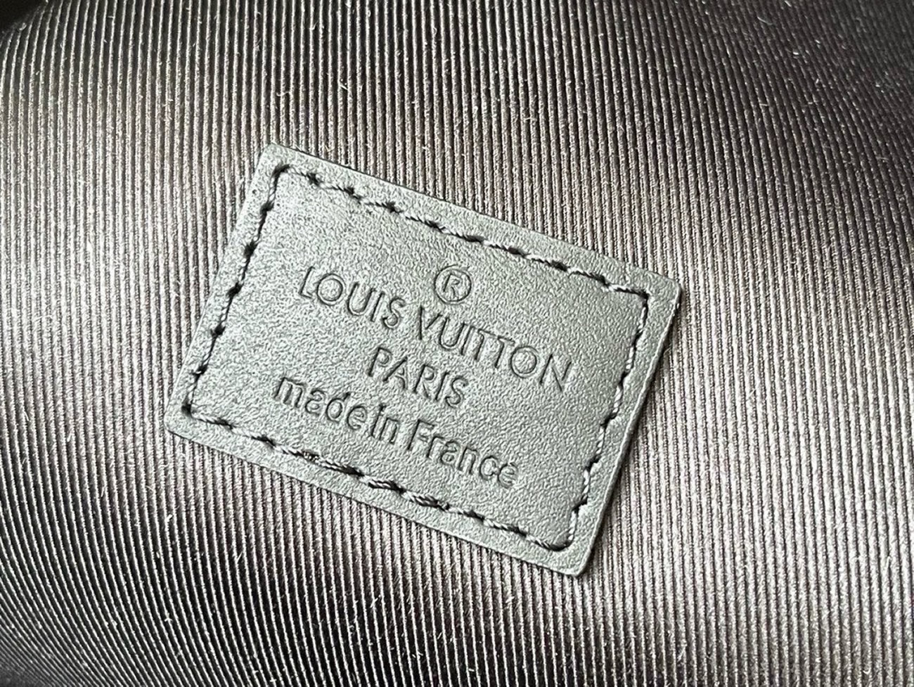 Louis Vuitton Discovery Pm Knapsack M22558 (7) - www.newkick.vip Louis Vuitton Discovery Pm Knapsack M22558 (7) - www.newkick.vip