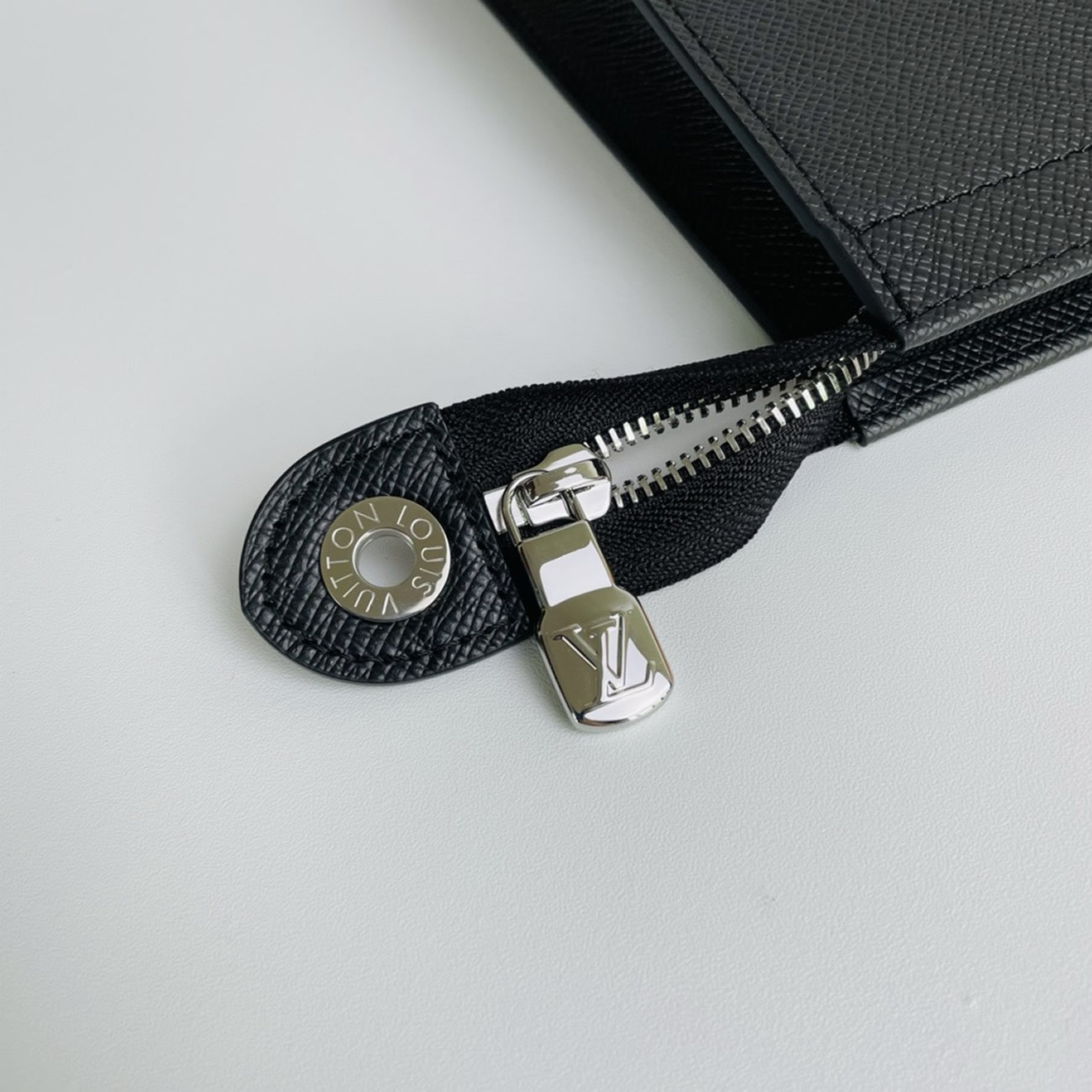 Louis Vuitton Pochette Voyage M30450 (9) - www.newkick.vip