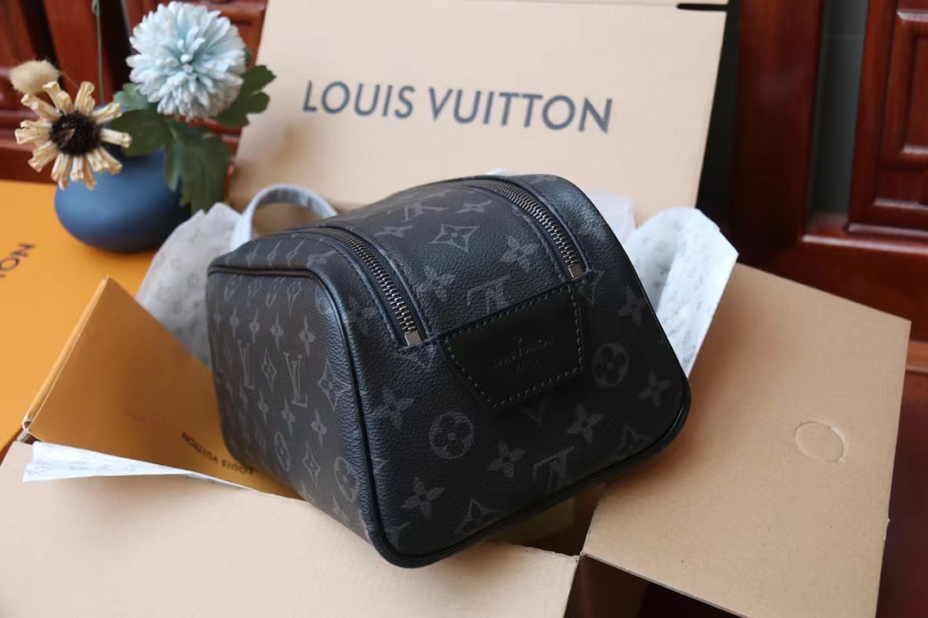 Louis Vuitton Dopp Kit M46354 (10) - www.newkick.vip Louis Vuitton Dopp Kit M46354 (10) - www.newkick.vip