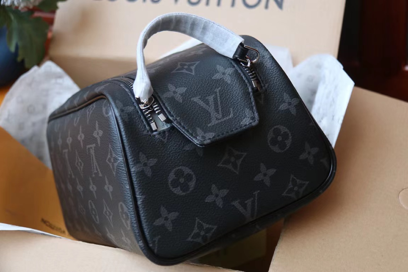 Louis Vuitton Dopp Kit M46354 (7) - www.newkick.vip Louis Vuitton Dopp Kit M46354 (7) - www.newkick.vip