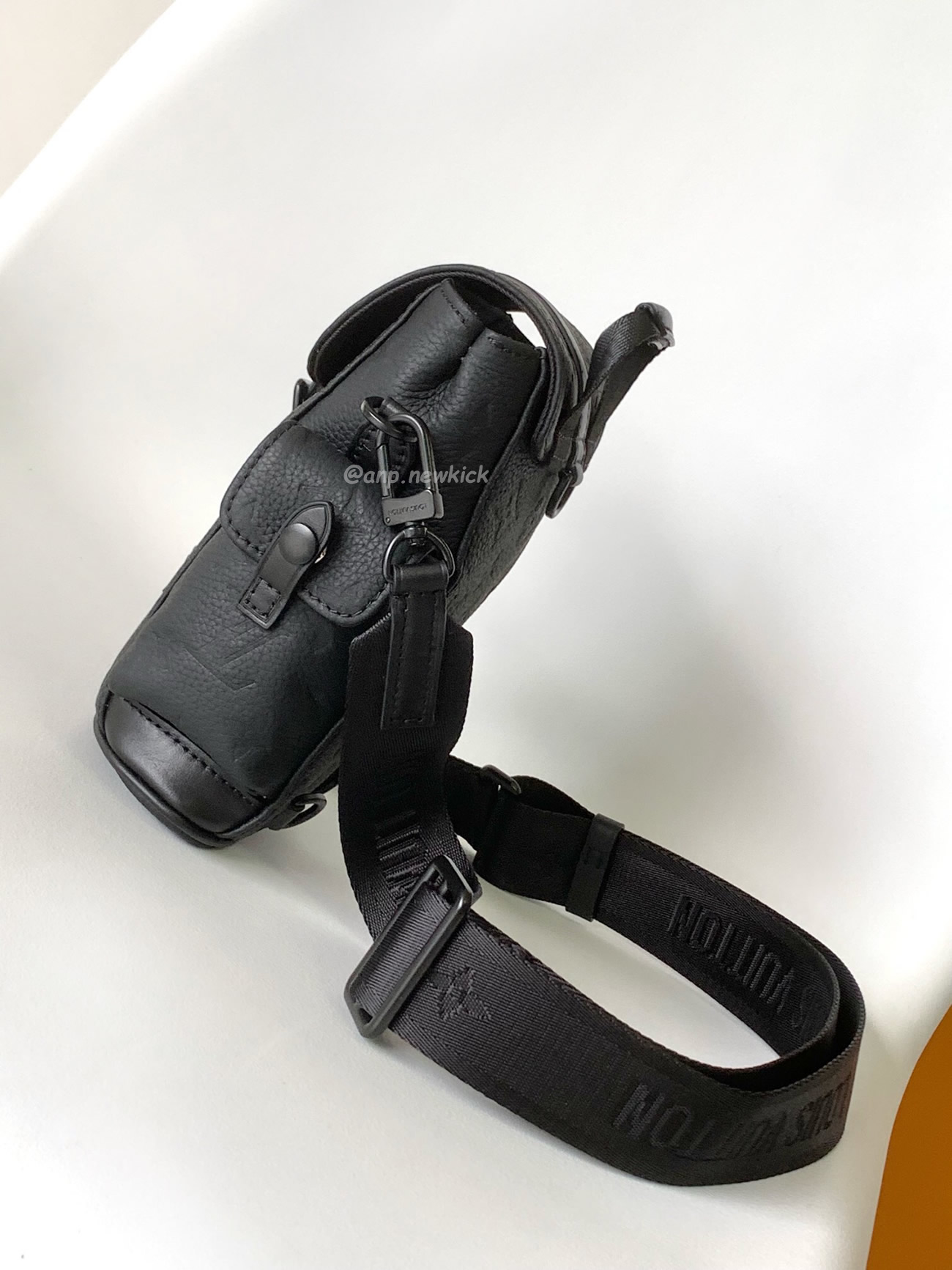 Louis Vuitton Nano Christopher M83164 (10) - www.newkick.vip Louis Vuitton Nano Christopher M83164 (10) - www.newkick.vip