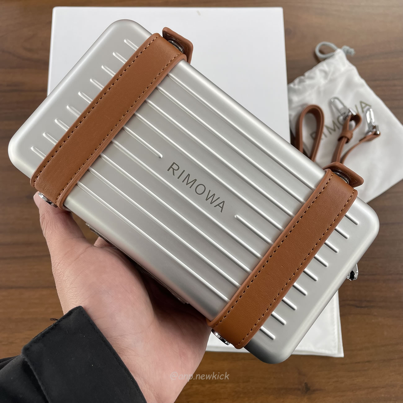 Rimowa Aluminium Silver Cross Body Bag (8) - www.newkick.vip Rimowa Aluminium Silver Cross Body Bag (8) - www.newkick.vip