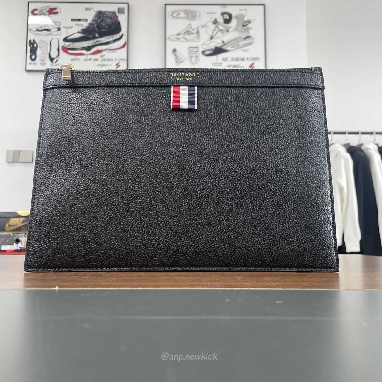 Thom Browne Logo Stamp Leather Document Holder (2) - www.newkick.vip Thom Browne Logo Stamp Leather Document Holder (2) - www.newkick.vip